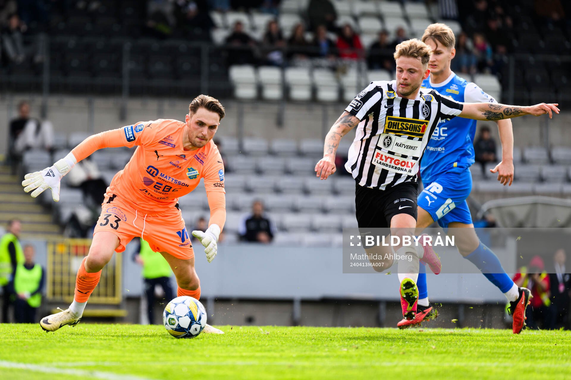 IK Oddevolds målvakt Oscar Ekman och Landskronas Gustaf