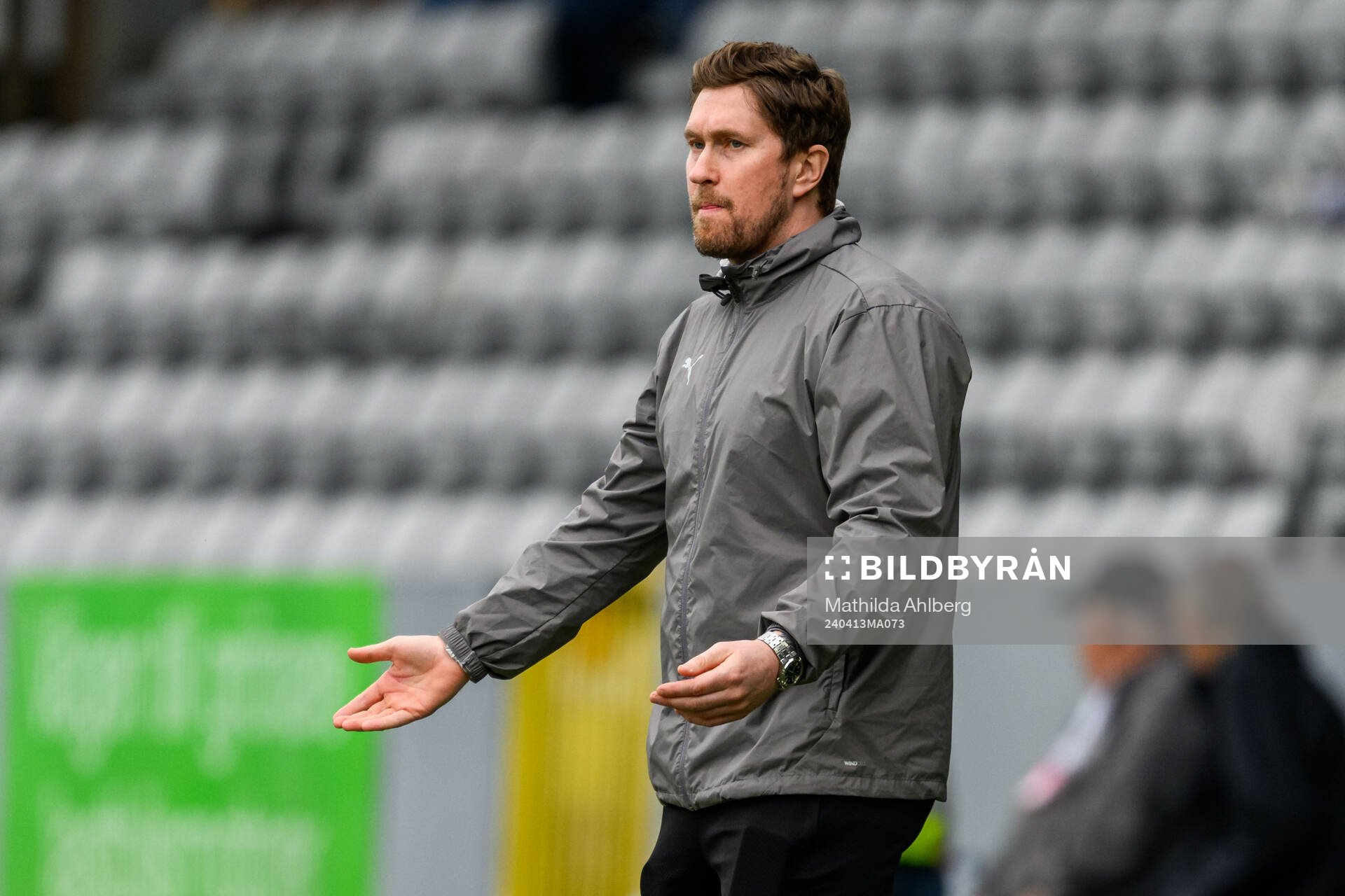 IK Oddevolds tränare Rikard Nilsson under fotbollsmatchen i Superettan mellan Landskrona och IK Oddevold den 13 april 2024 i Landskrona.
