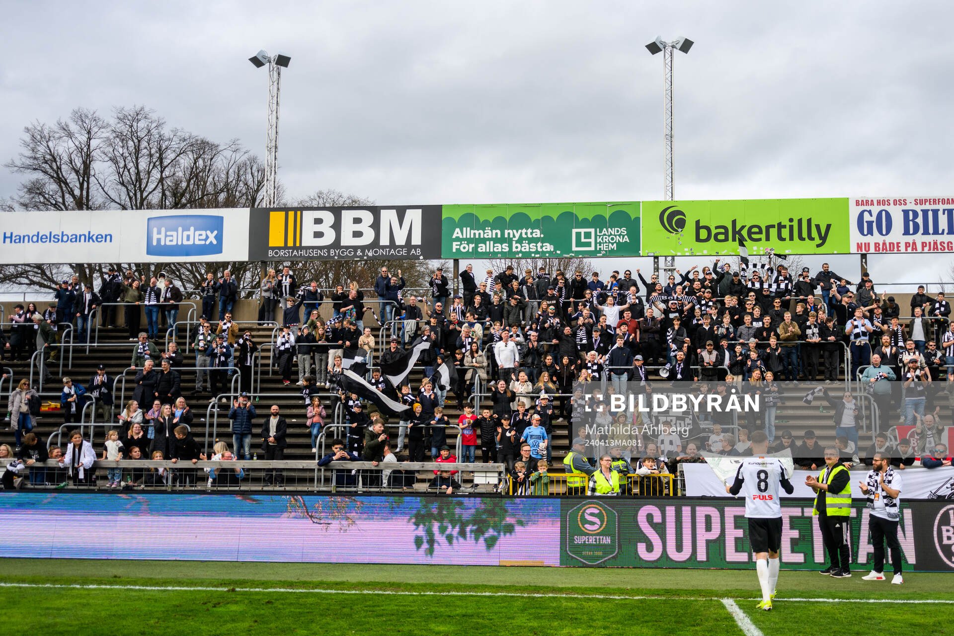 Landskronas Robin Dzabic jublar framför publiken
