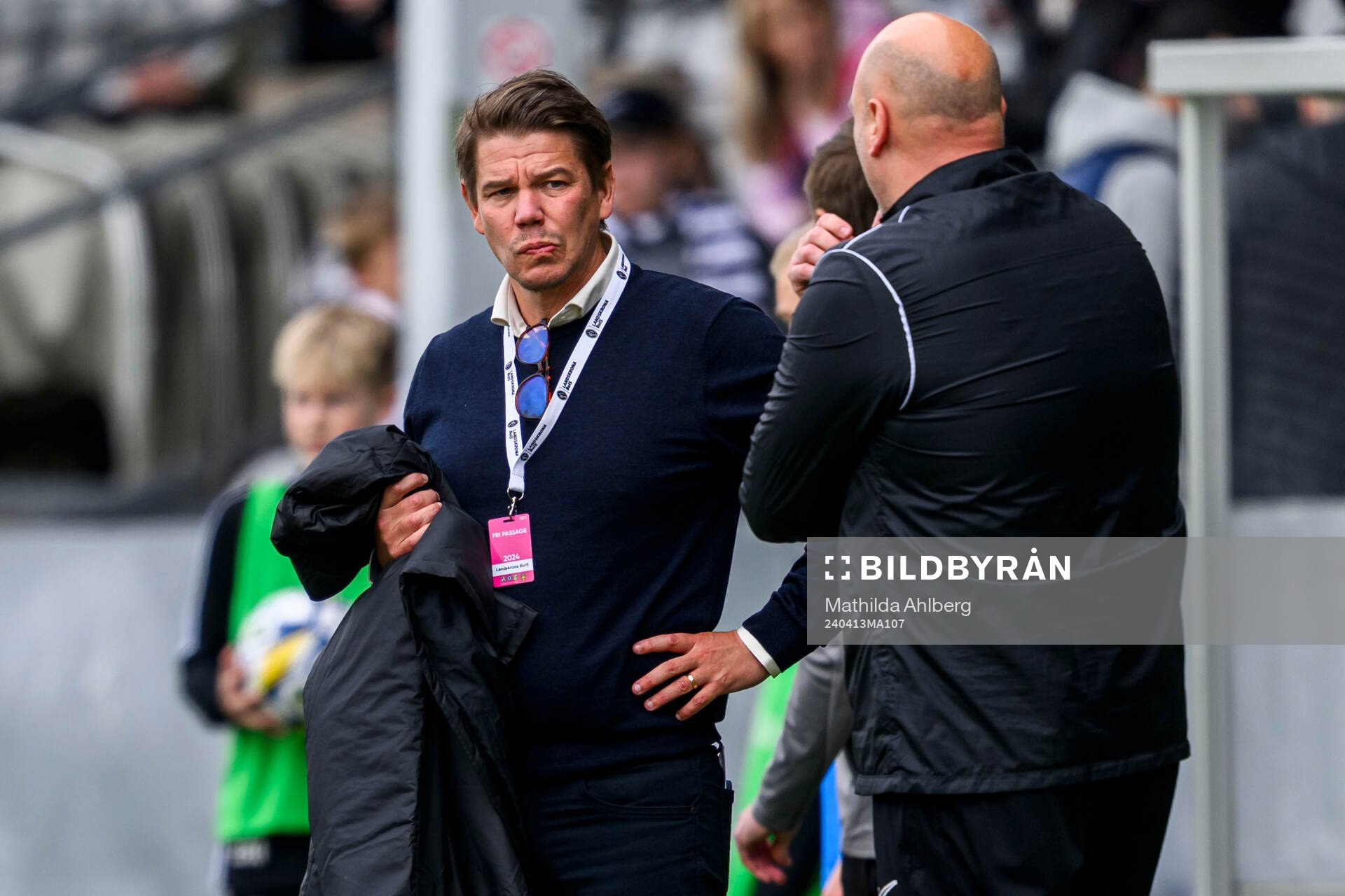 Landskronas klubbchef Karl-Johan Olsson vid ett speluppehåll på grund av sjukdomsfall på läktaren under fotbollsmatchen i Superettan mellan Landskrona och IK Oddevold den 13 april 2024 i Landskrona. 