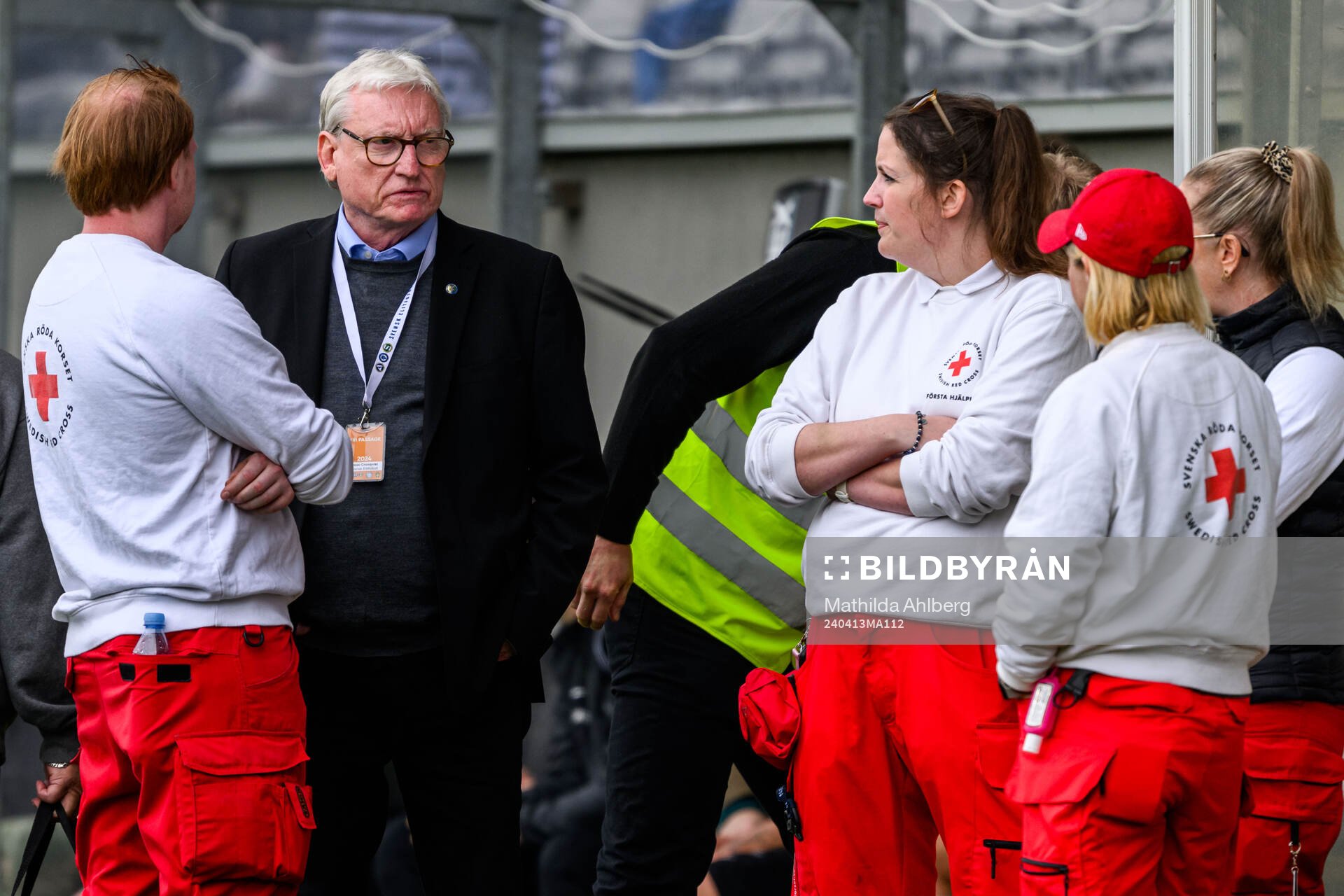 Matchdelegat Bosse Cronkvist pratar med sjukvårdspersonal efter ett speluppehåll på grund av sjukdomsfall på läktaren under fotbollsmatchen i Superettan mellan Landskrona och IK Oddevold den 13 april 2024 i Landskrona.