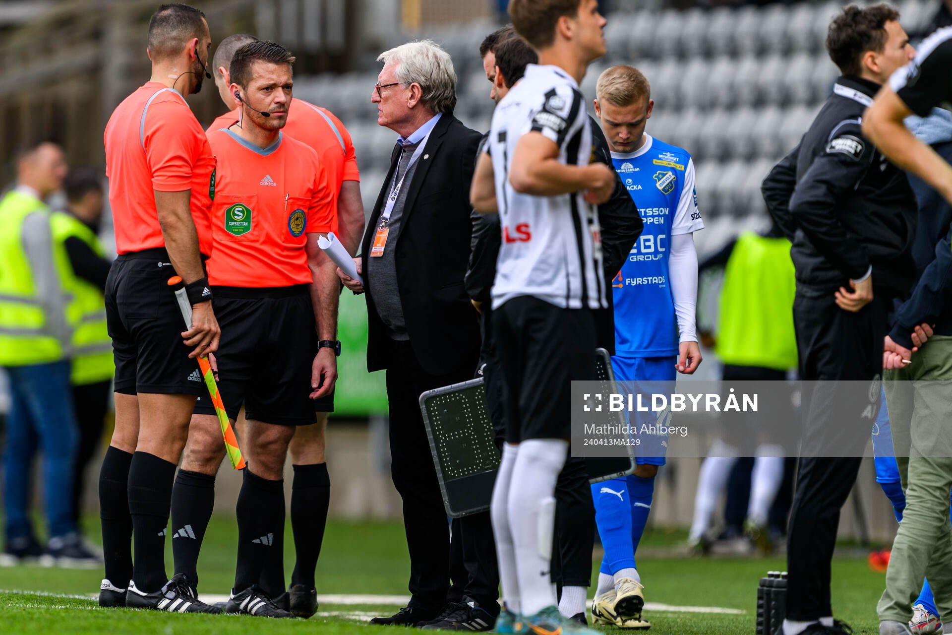 Domare Jovan Krsmanovic och matchdelegat Bosse Cronkvist vid ett speluppehåll på grund av sjukdomsfall på läktaren under fotbollsmatchen i Superettan mellan Landskrona och IK Oddevold den 13 april 2024 i Landskrona.