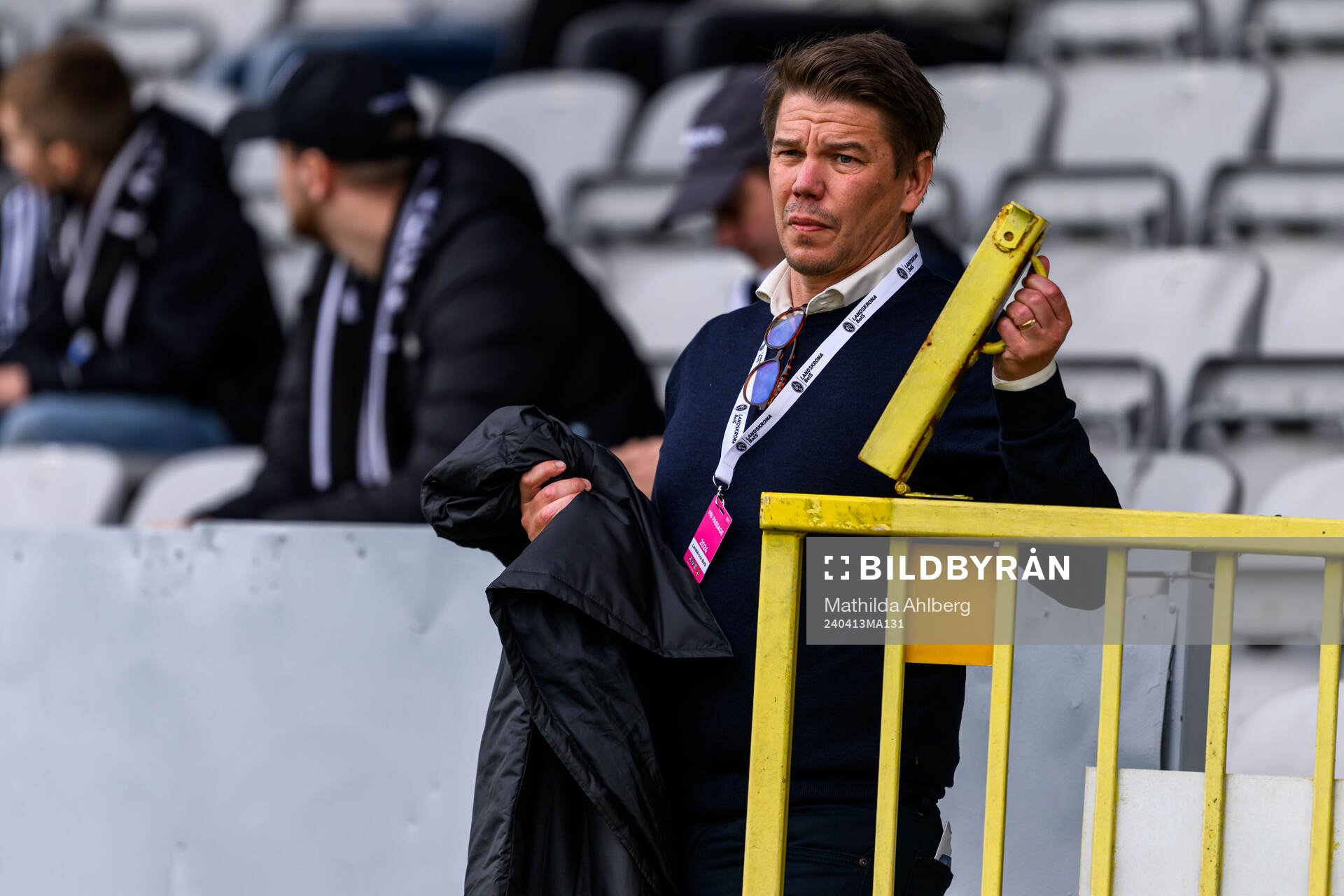 Landskronas klubbchef Karl-Johan Olsson vid ett speluppehåll på grund av sjukdomsfall på läktaren under fotbollsmatchen i Superettan mellan Landskrona och IK Oddevold den 13 april 2024 i Landskrona.