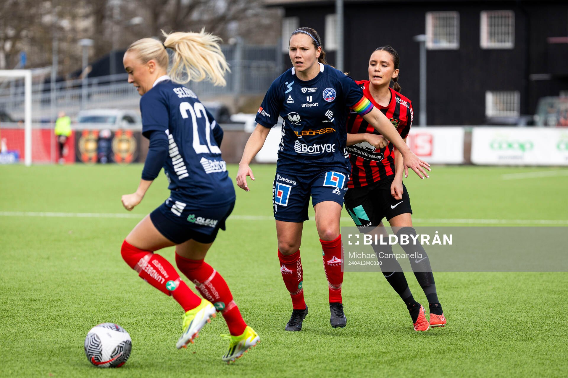 Linköpings Emma Lennartsson under fotbollsmatchen i Damallsvenskan mellan Brommapojkarna och Linköping den 13 april 2024 i Stockholm. 