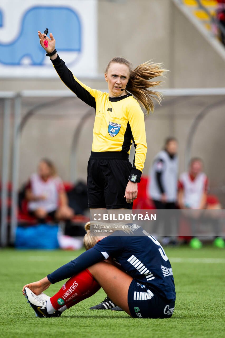 Domare Sofie Borck Janeheim under fotbollsmatchen i Damallsvenskan mellan Brommapojkarna och Linköping den 13 april 2024 i Stockholm.
