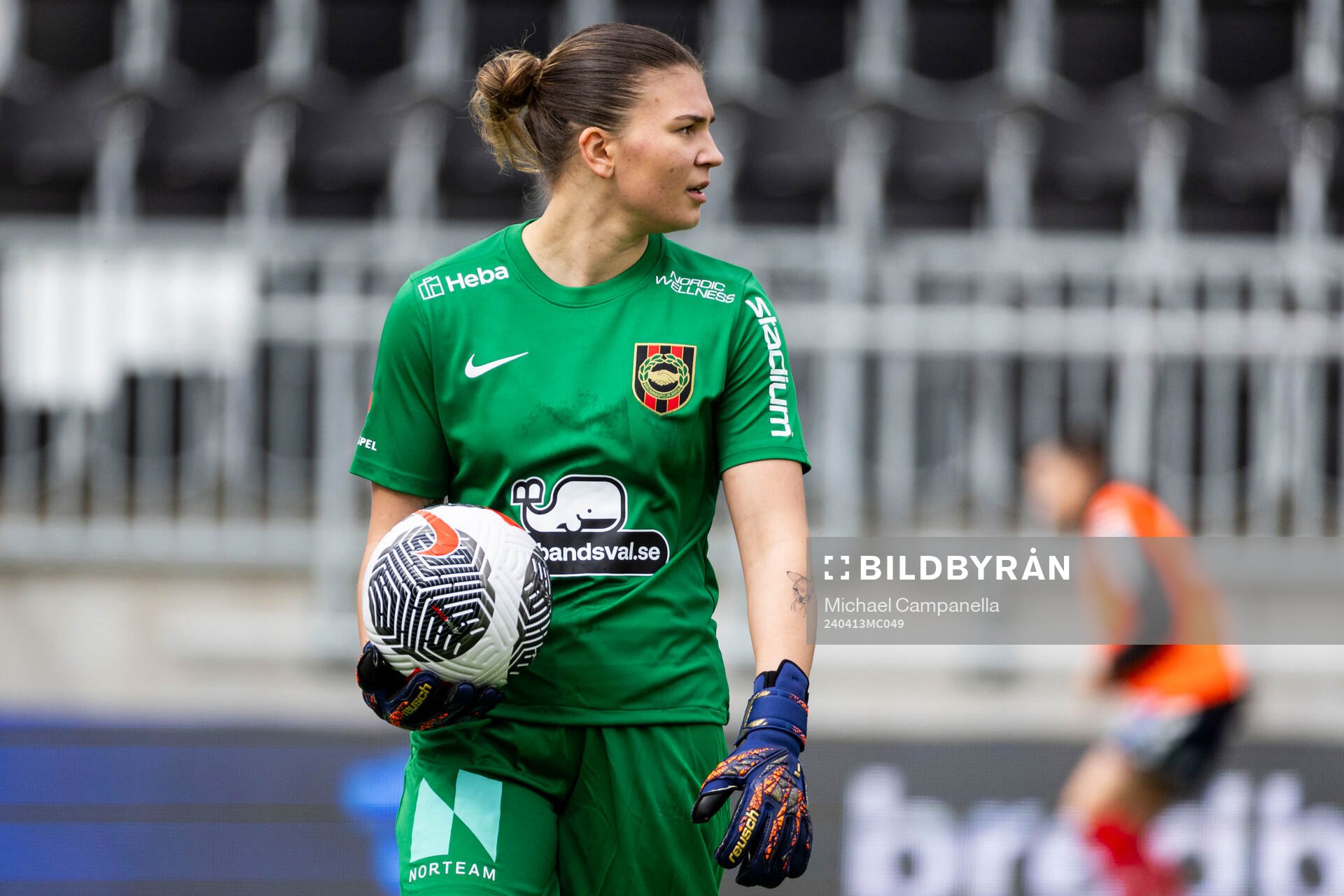 Brommapojkarnas målvakt Anna Aurora Koivunen under fotbollsmatchen i Damallsvenskan mellan Brommapojkarna och Linköping den 13 april 2024 i Stockholm.