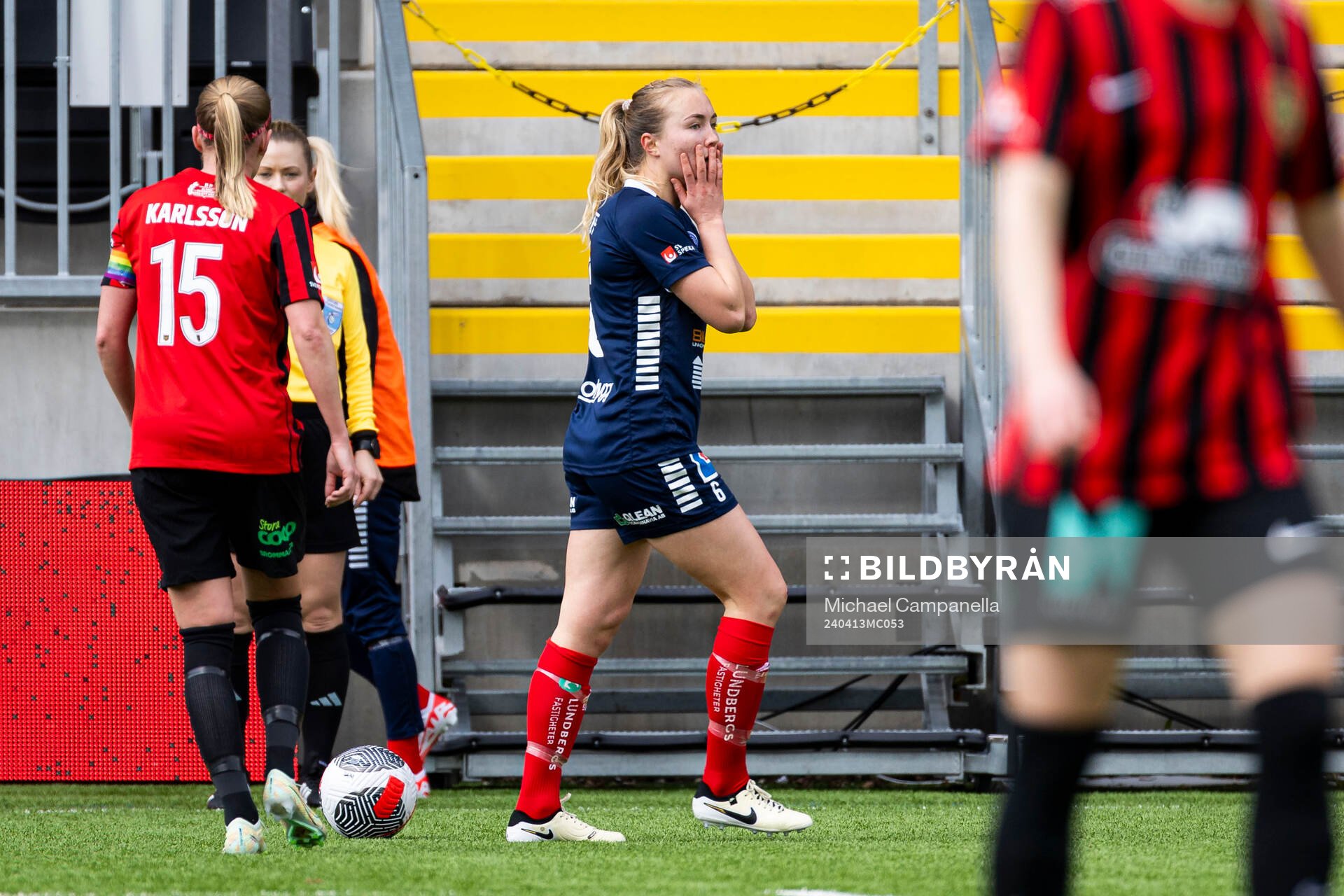 Linköpings Noor Hoelsbrekken Eckhoff under fotbollsmatchen i Damallsvenskan mellan Brommapojkarna och Linköping den 13 april 2024 i Stockholm.