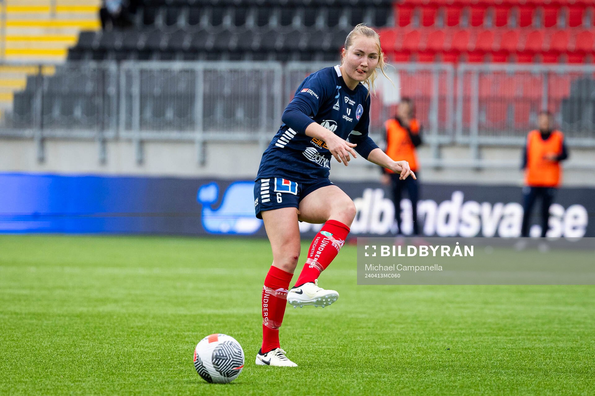 Linköpings Noor Hoelsbrekken Eckhoff under fotbollsmatchen i Damallsvenskan mellan Brommapojkarna och Linköping den 13 april 2024 i Stockholm.