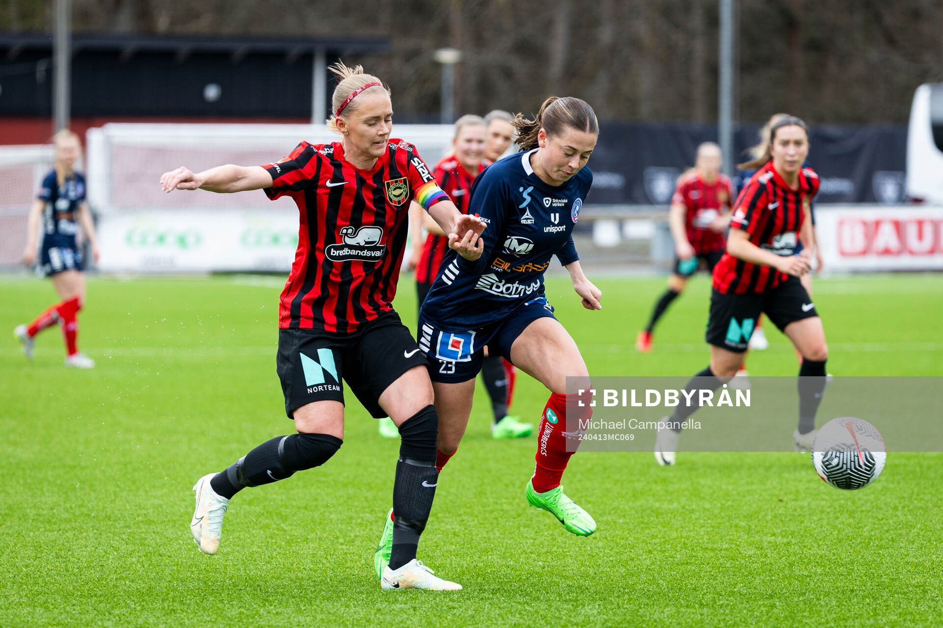 Brommapojkarnas Elsa Karlsson och Linköpings Cornelia Kapocs under fotbollsmatchen i Damallsvenskan mellan Brommapojkarna och Linköping den 13 april 2024 i Stockholm. 