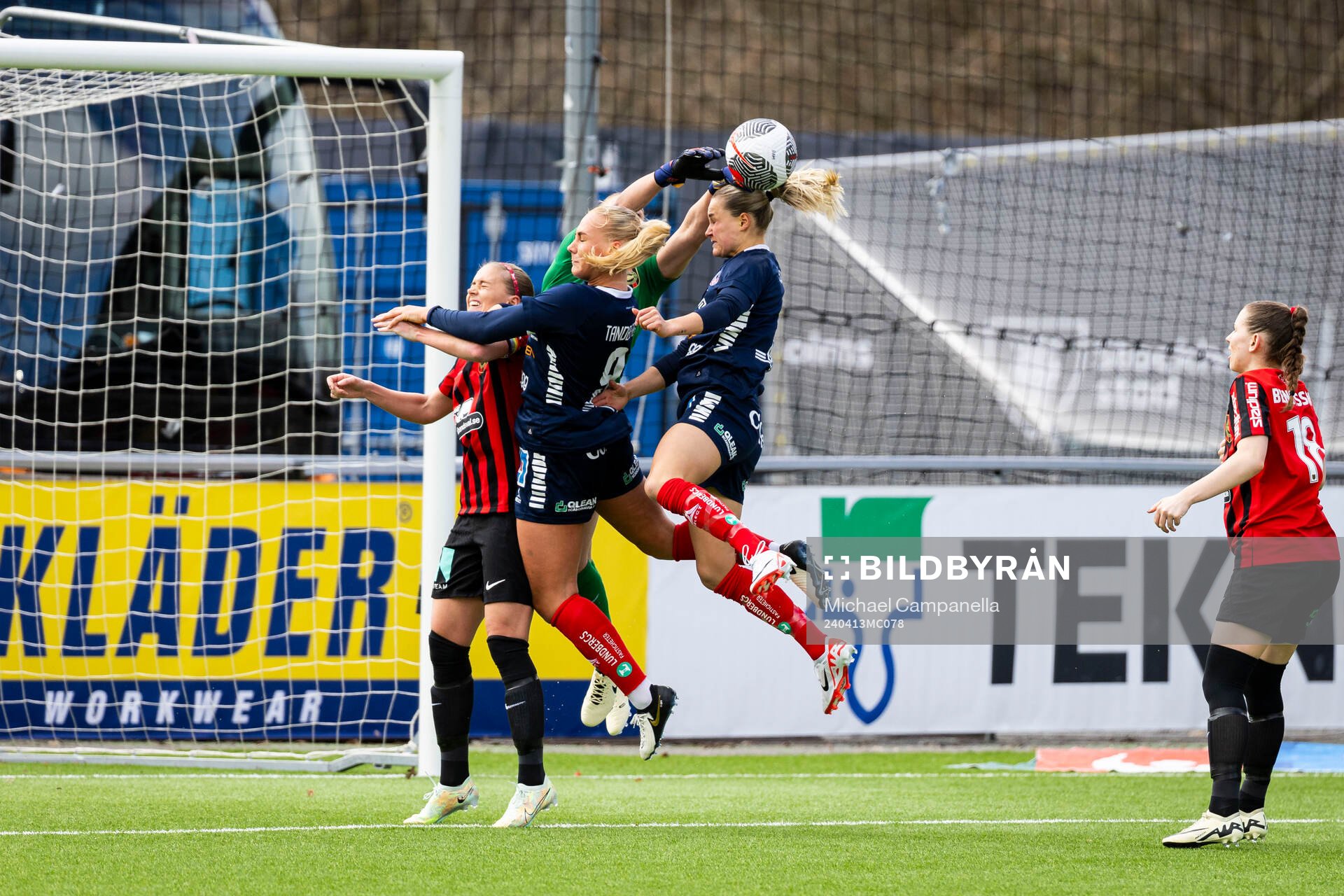 Linköpings Johanna Svedberg och Cathinka Tandberg mot