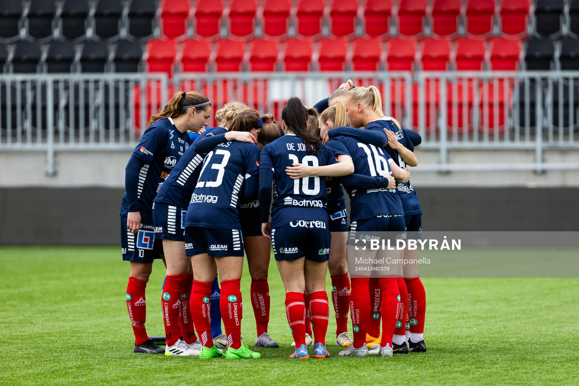 Linköpings spelarna i en kram