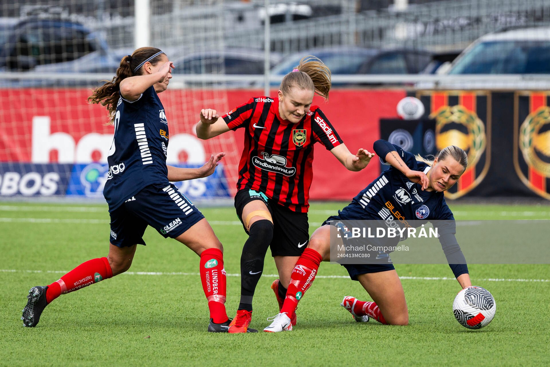 Brommapojkarnas Klara Andrup och Linköpings Johanna Svedberg och Emma Lennartsson under fotbollsmatchen i Damallsvenskan mellan Brommapojkarna och Linköping den 13 april 2024 i Stockholm.