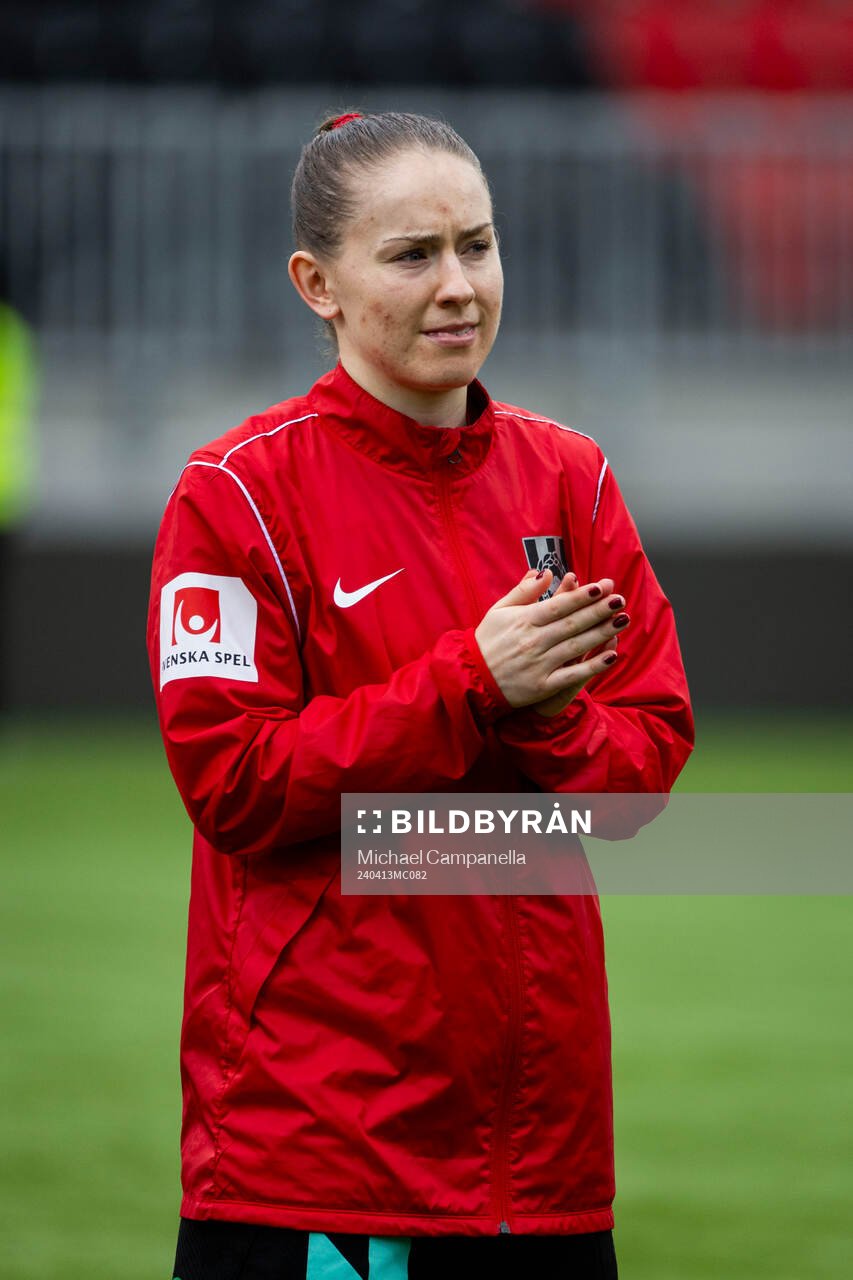 Brommapojkarnas Ida Bengtsson innan fotbollsmatchen i