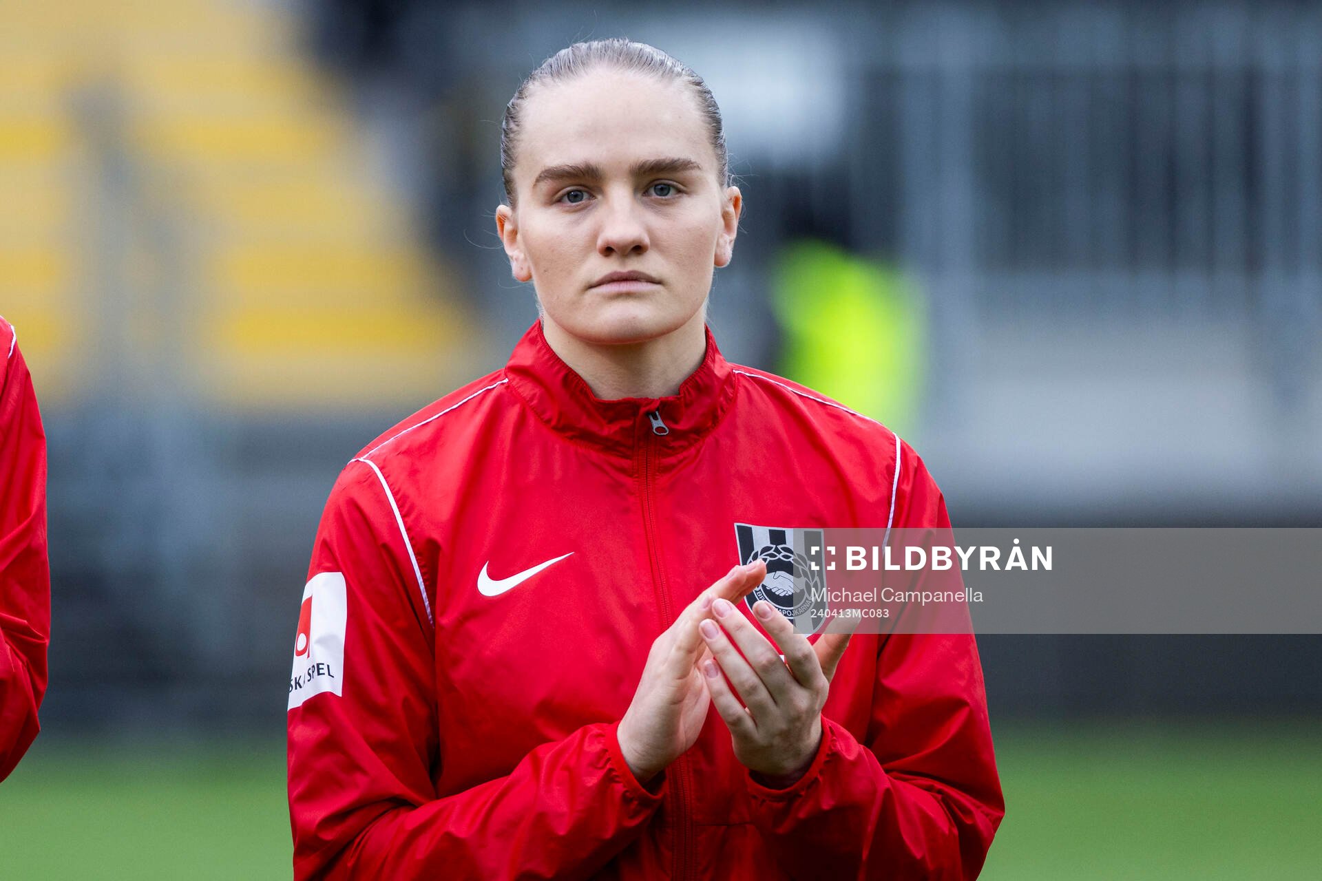 Brommapojkarnas Klara Andrup innan fotbollsmatchen i