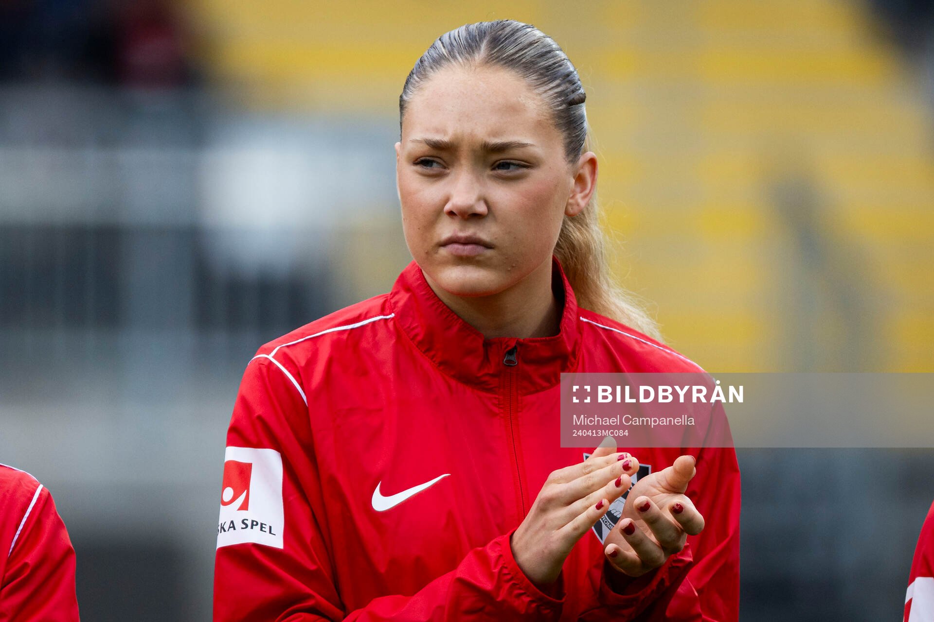 Brommapojkarnas Tuva Ölvestad innan fotbollsmatchen i