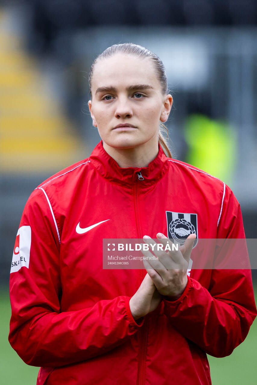 Brommapojkarnas Klara Andrup innan fotbollsmatchen i