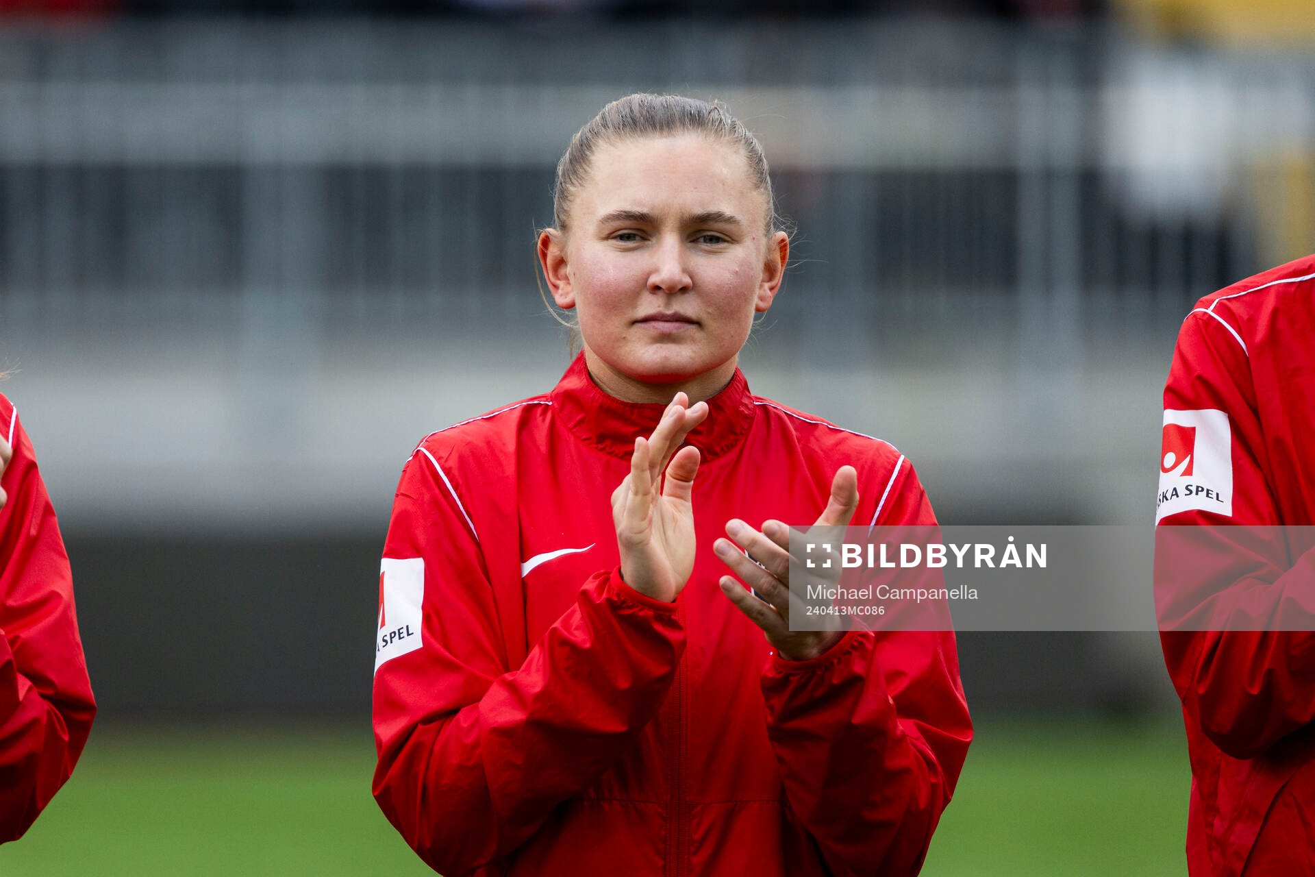 Brommapojkarnas Ellen Toivio innan  fotbollsmatchen i