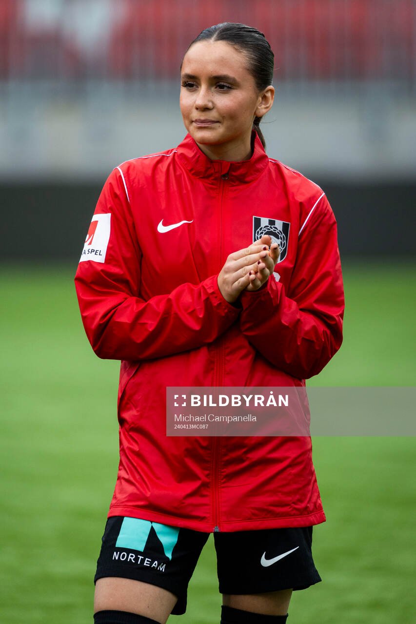 Brommapojkarnas Vera Blom innan fotbollsmatchen i