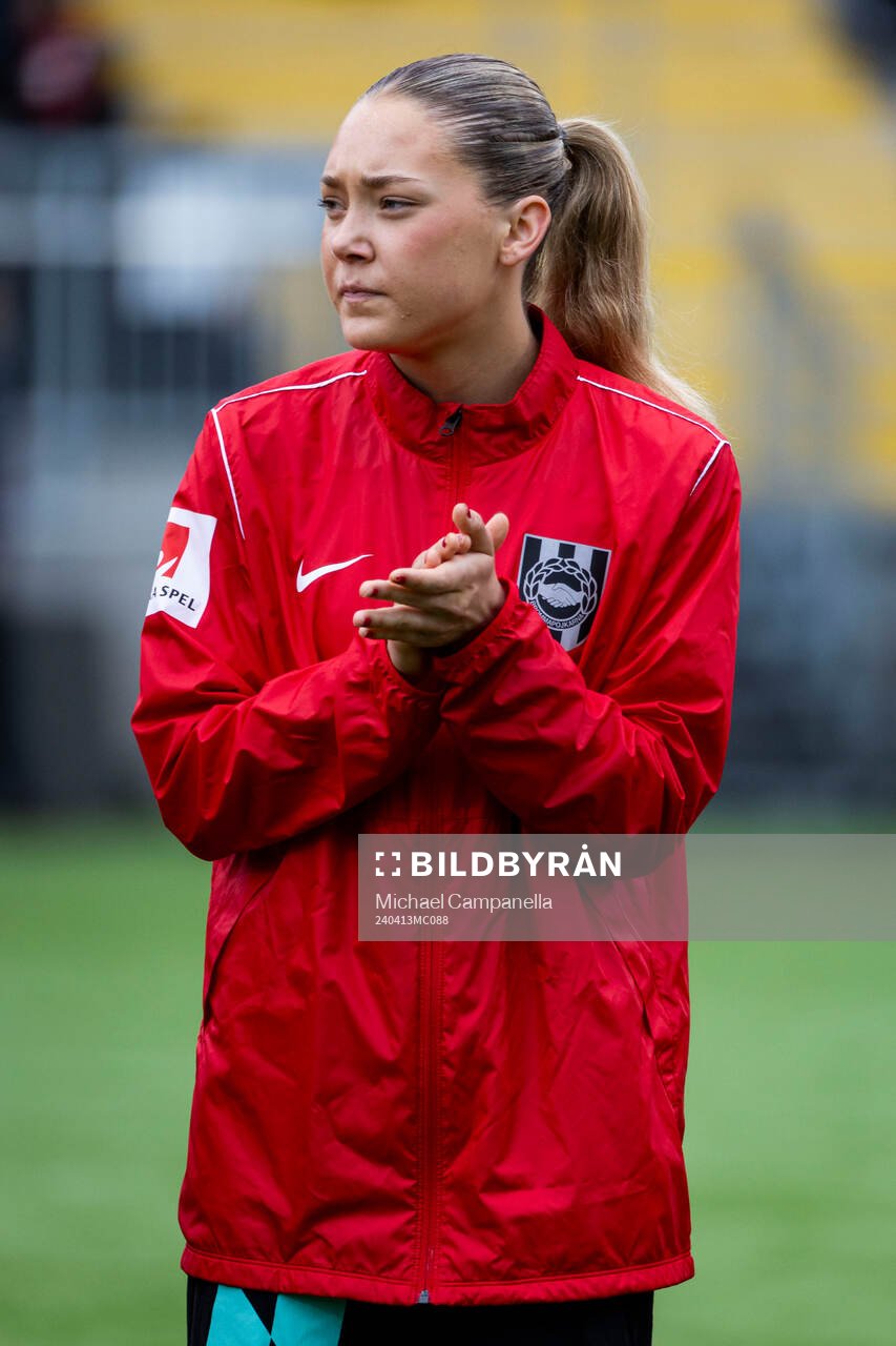 Brommapojkarnas Tuva Ölvestad innan fotbollsmatchen i