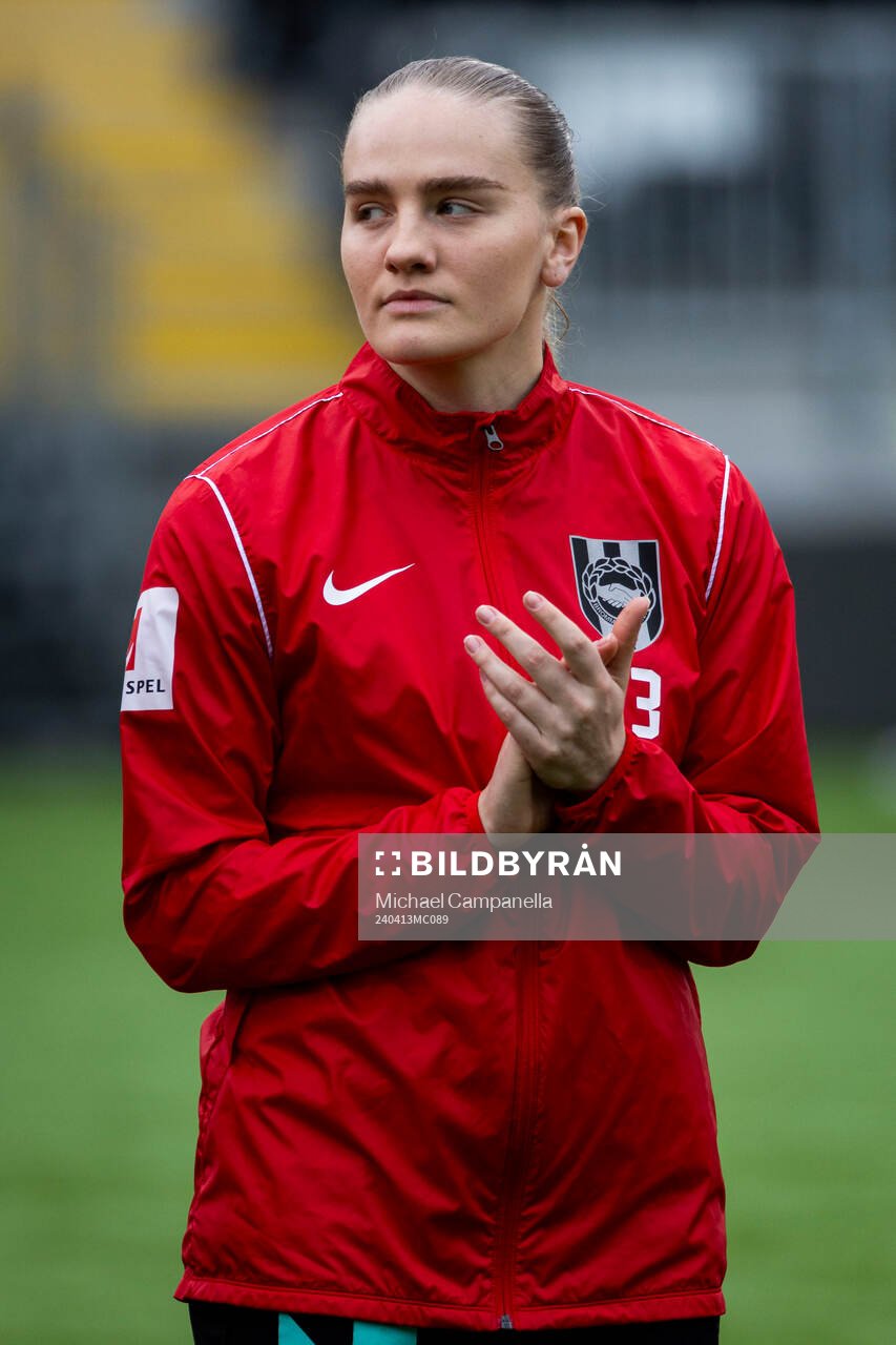 Brommapojkarnas Klara Andrup innan fotbollsmatchen i