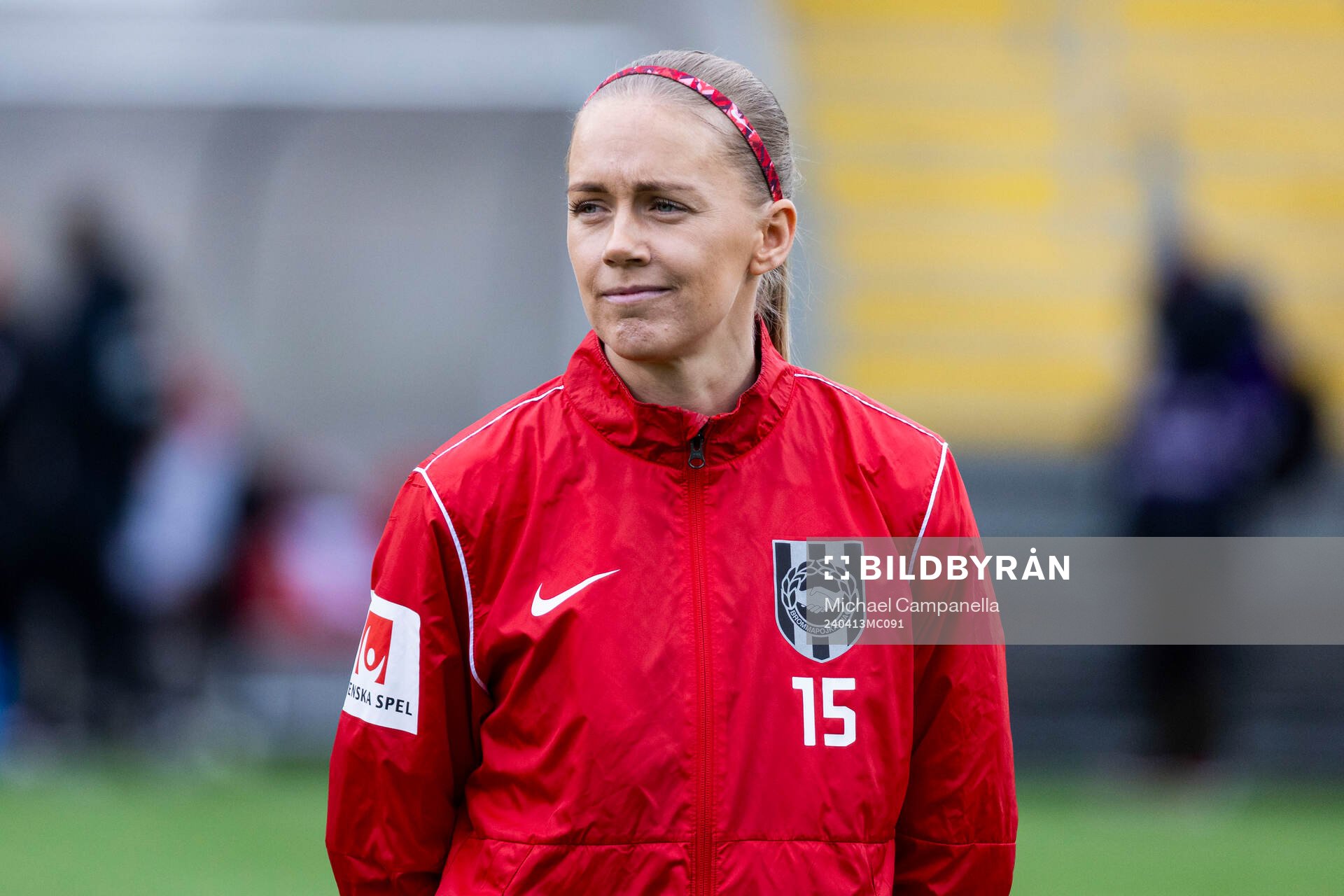 Brommapojkarnas Elsa Karlsson innan fotbollsmatchen i