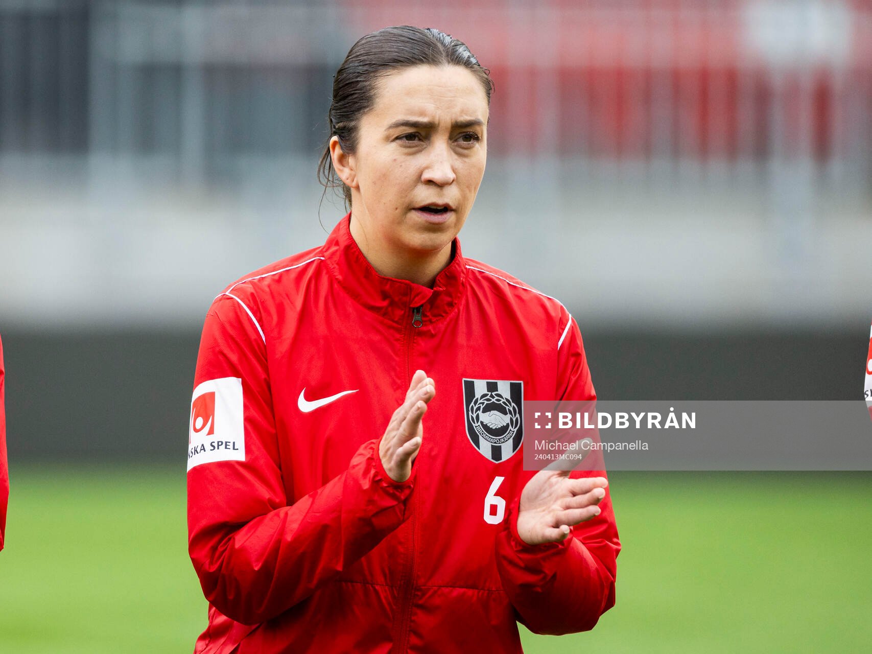 Brommapojkarnas Fanny Hjelm Rönnlund innan fotbollsmatchen