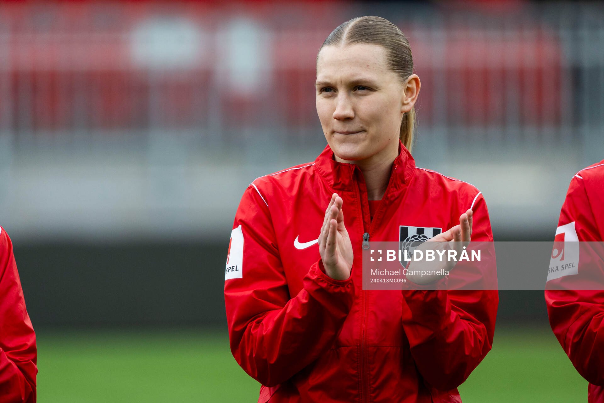 Brommapojkarnas Sara Olai innan fotbollsmatchen i