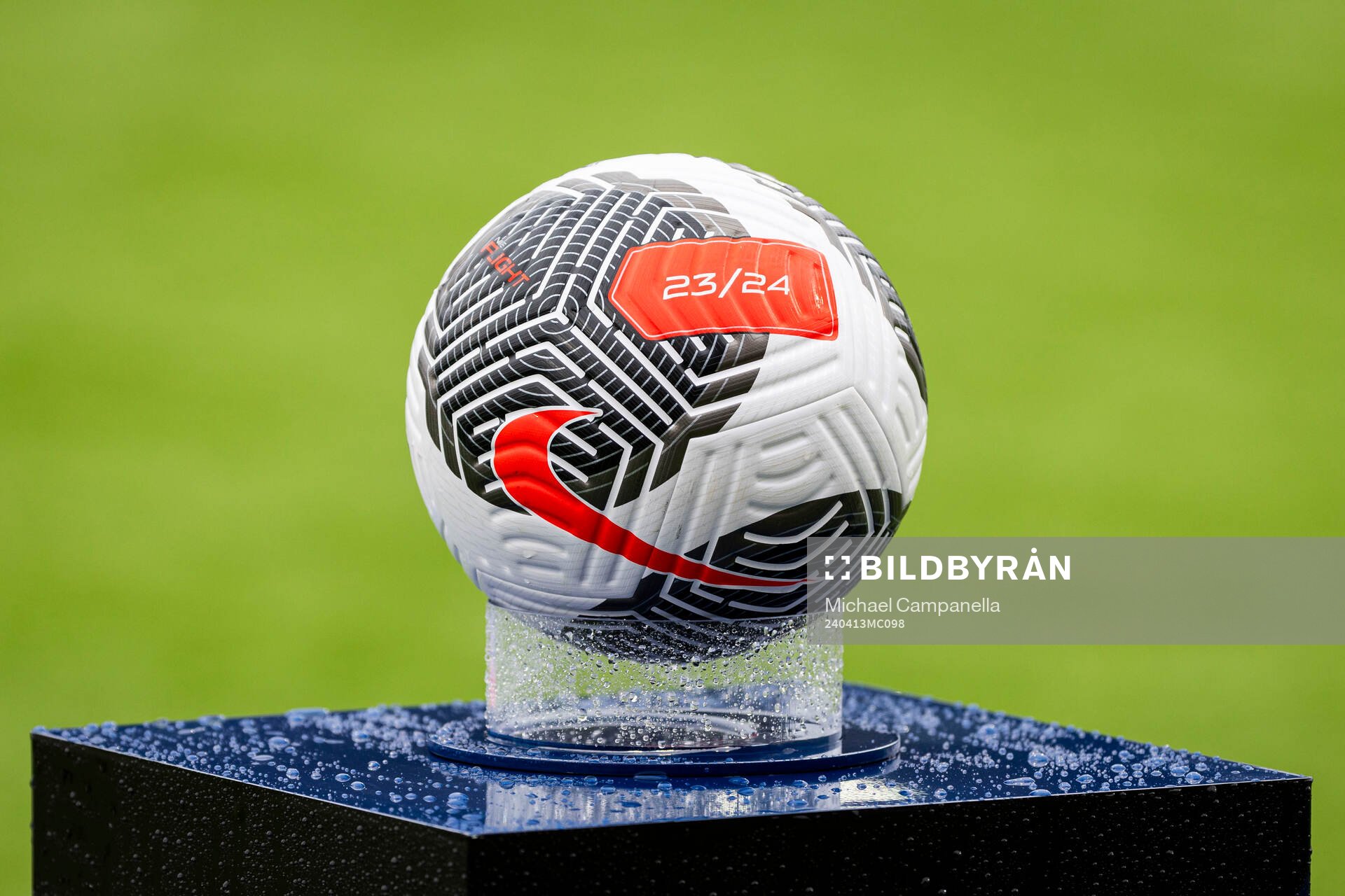 Obos Damallsvenskan matchboll innan fotbollsmatchen i