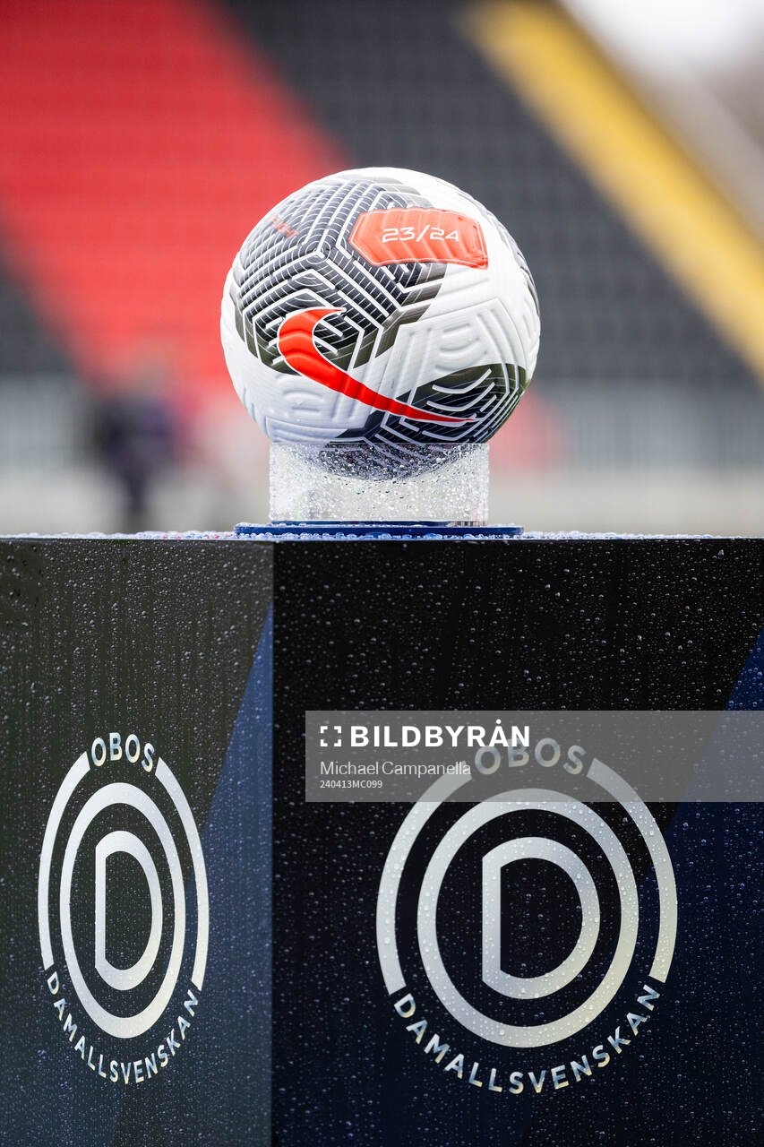 Obos Damallsvenskan matchboll innan fotbollsmatchen i