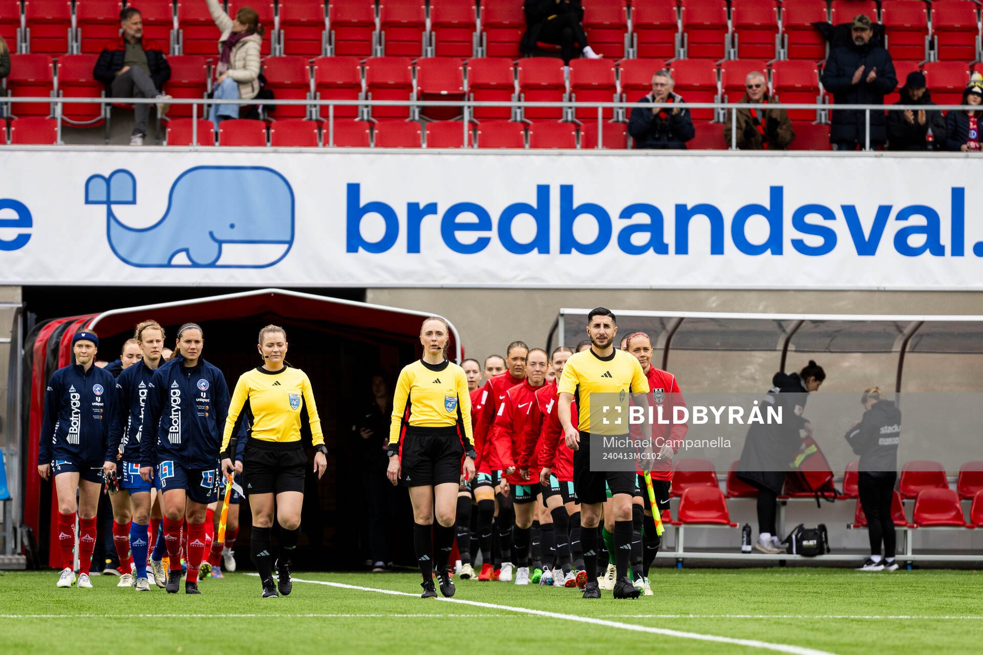 Domarteamet och spelarna från Brommapojkarnas och