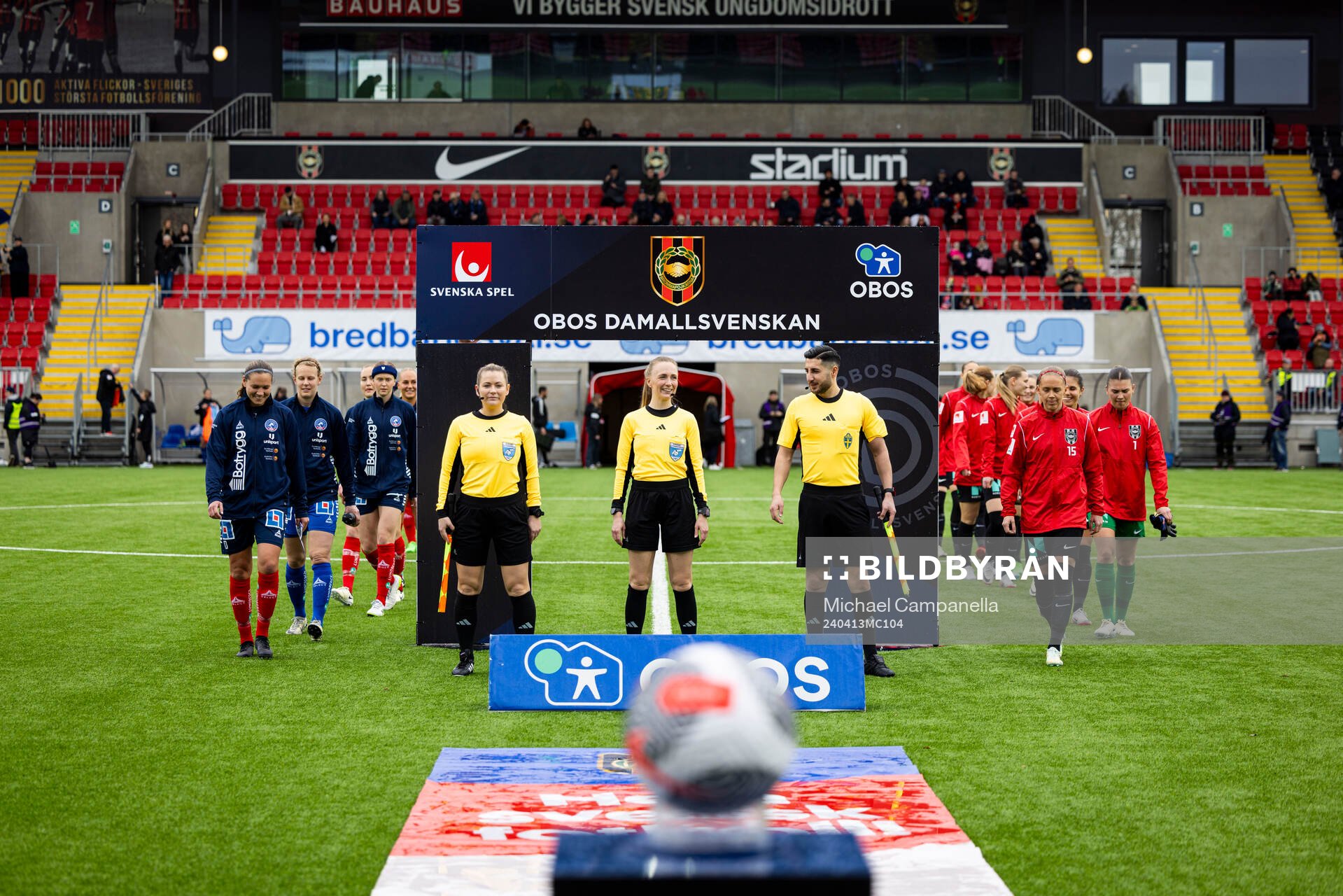 Domarteamet och spelarna från Brommapojkarnas och