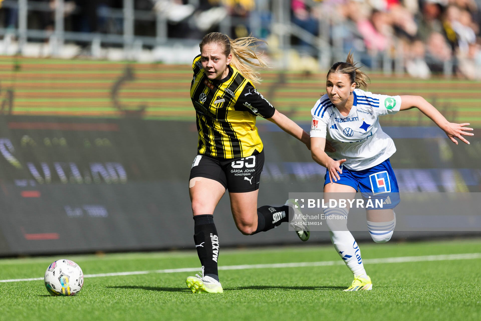 Häckens Alice Bergström och IFK Norrköpings Alexandra Hellekant under fotbollsmatchen i Damallsvenskan mellan Häcken och IFK Norrköping den 13 april 2024 i Göteborg.