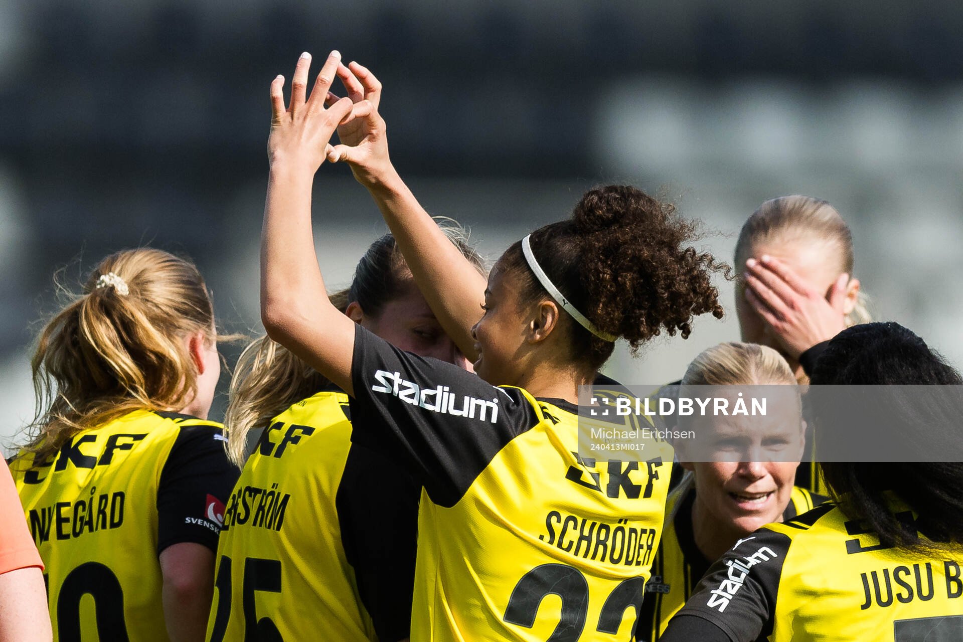 Häckens Felicia Schröder jublar med lagkamrater
