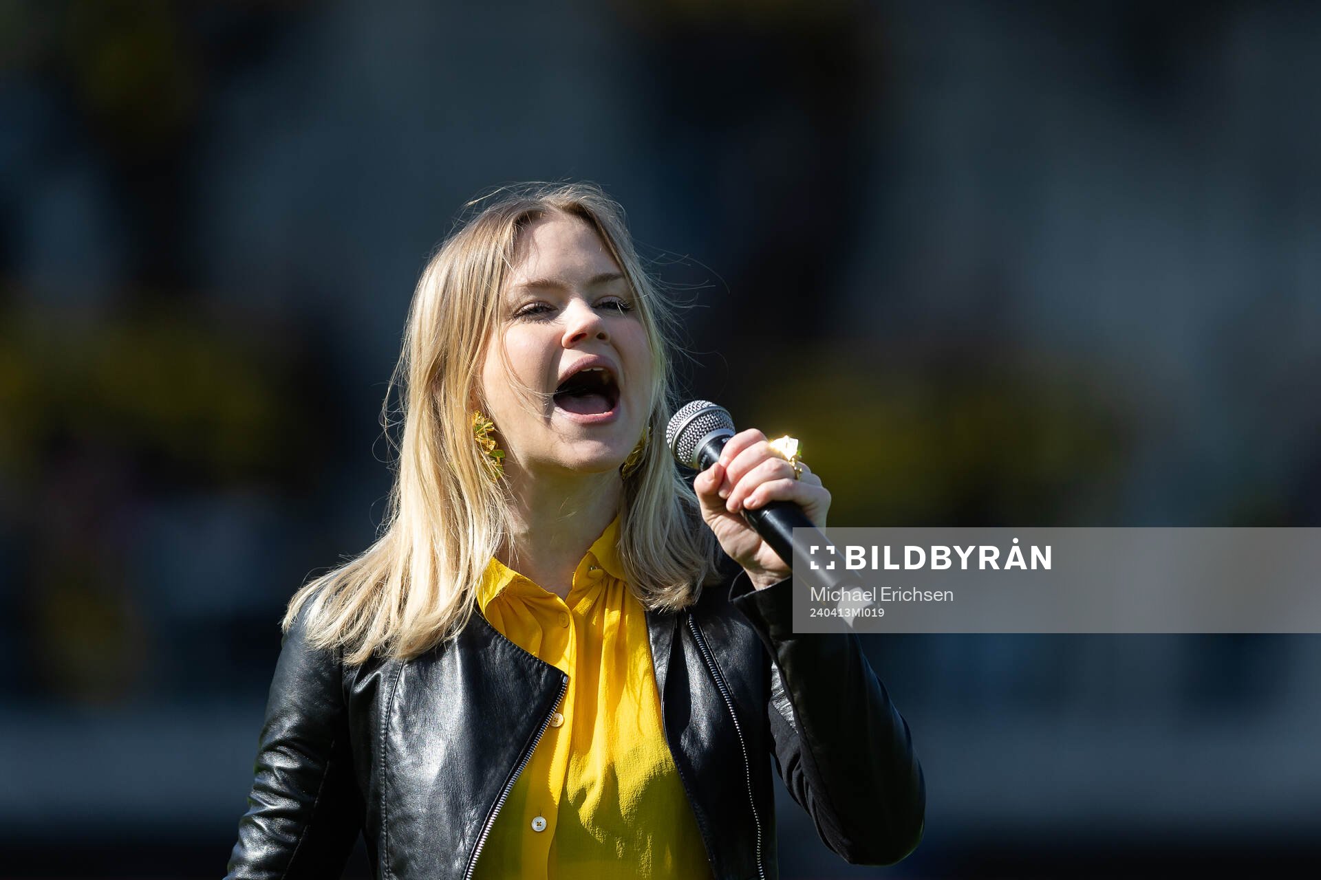 Ida Redig uppträder innan fotbollsmatchen i Damallsvenskan