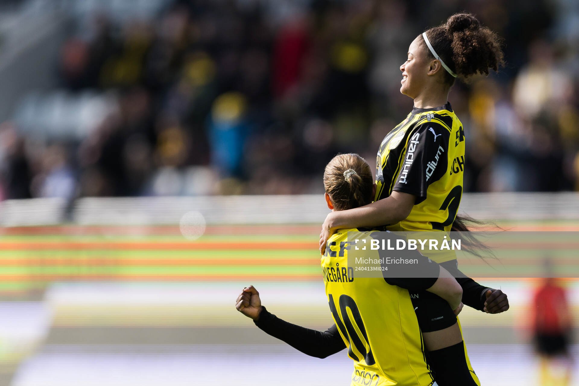 Häckens Felicia Schröder och Anna Anvegård jublar
