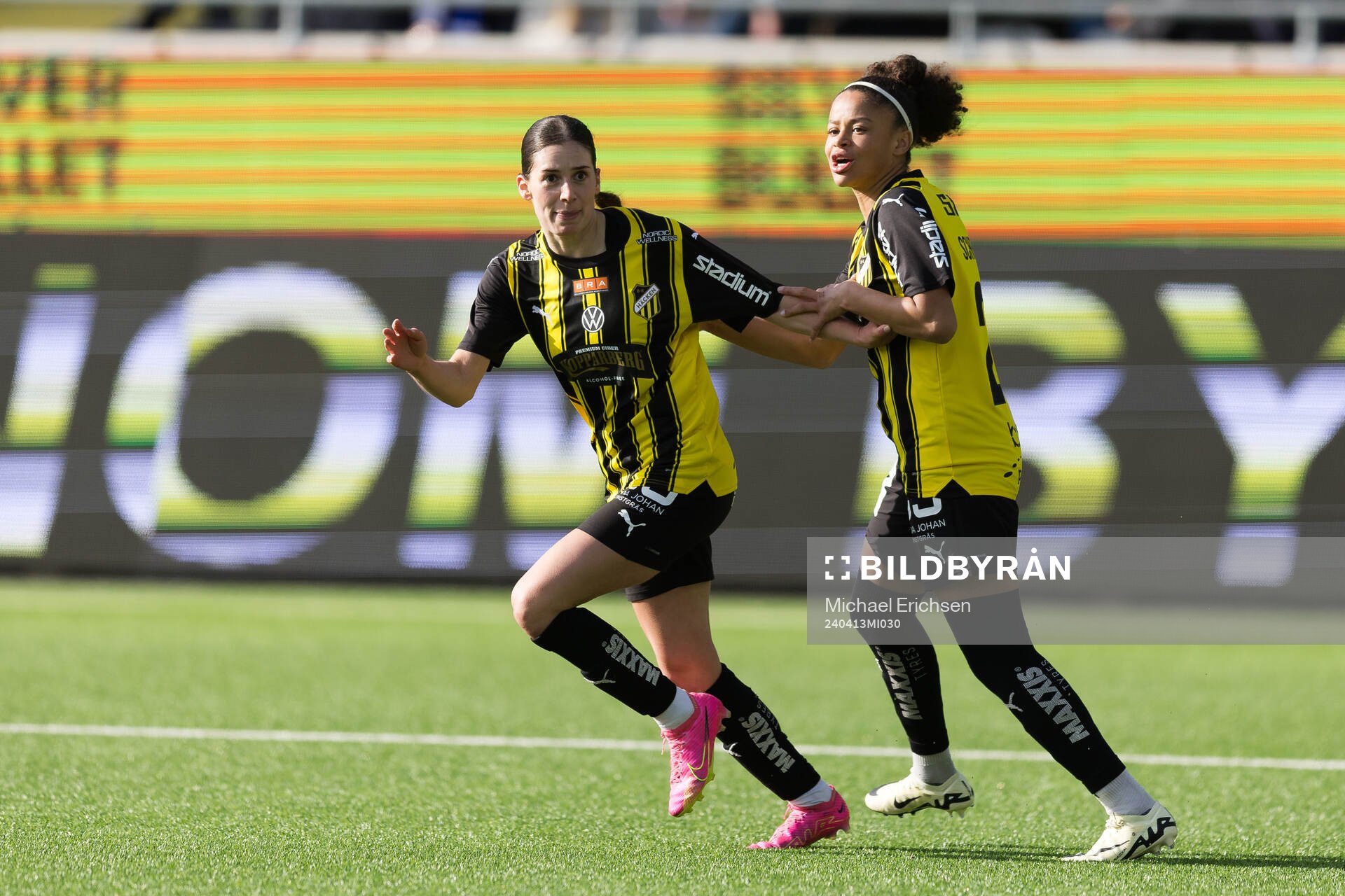 Häckens Clarissa Larisey och Felicia Schröder jublar