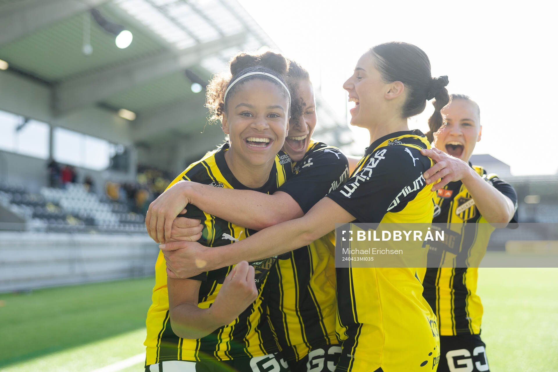 Häckens Felicia Schröder jublar med lagkamrater