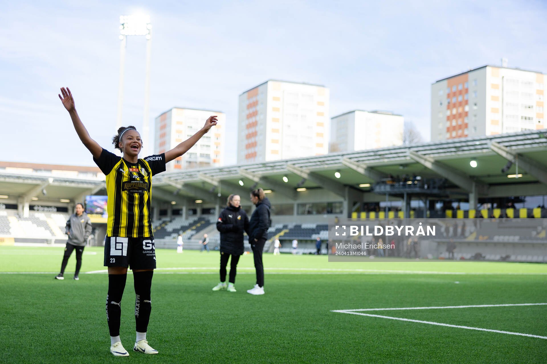 Häckens Felicia Schröder jublar framför klacken