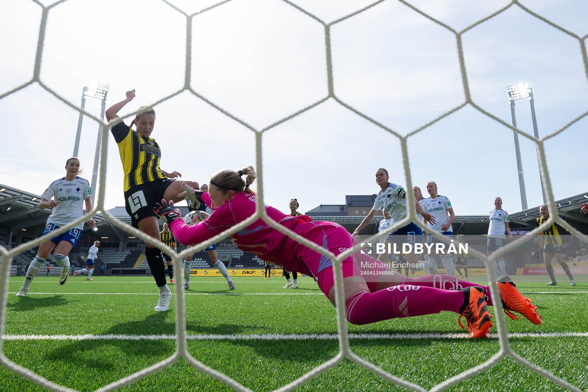 IFK Norrköpings Sofia Hjern räddar ett avslut från