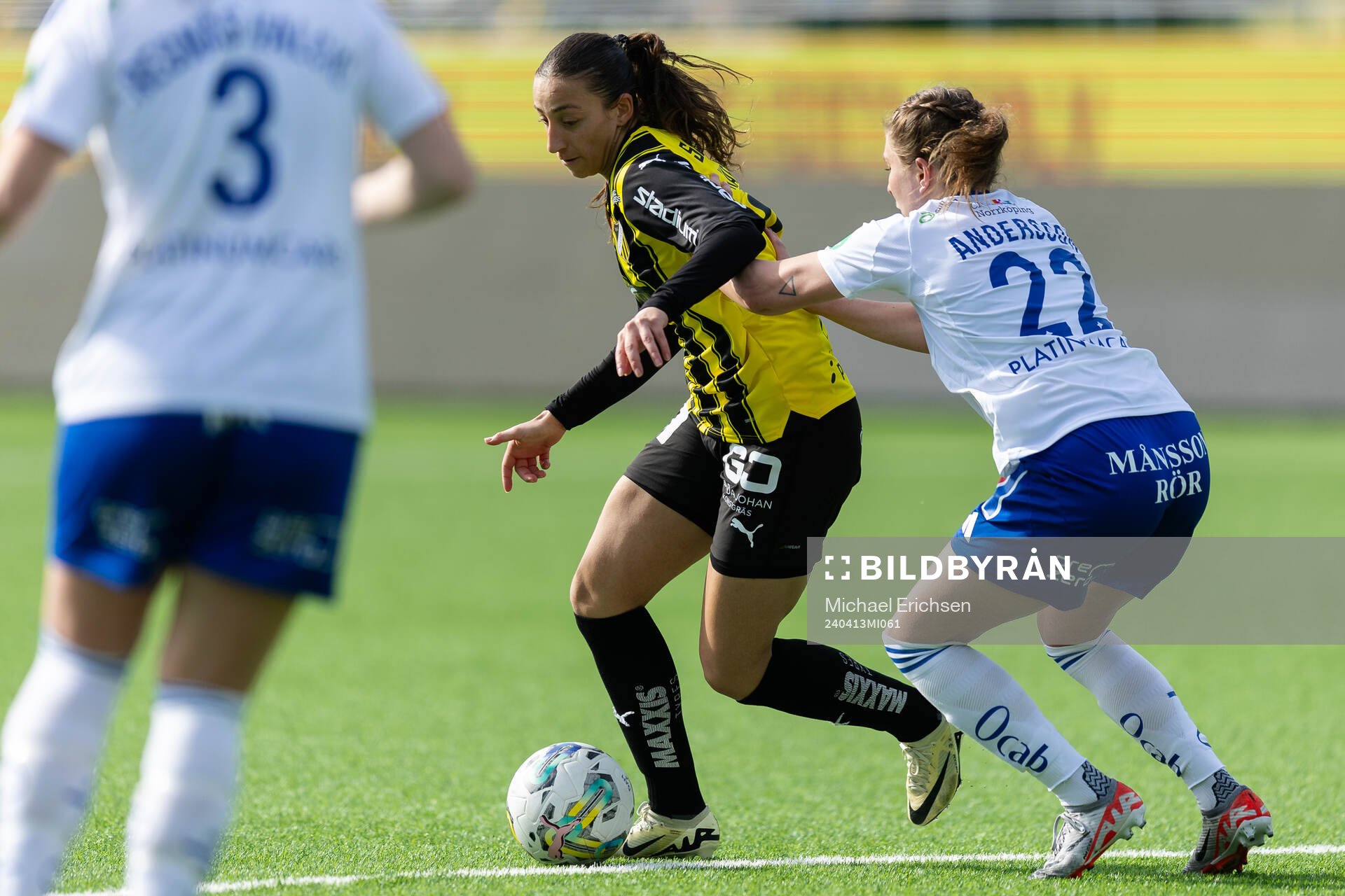 Häckens Rusul Rosa Kafaji och IFK Norrköpings Fanny Andersson under fotbollsmatchen i Damallsvenskan mellan Häcken och IFK Norrköping den 13 april 2024 i Göteborg.