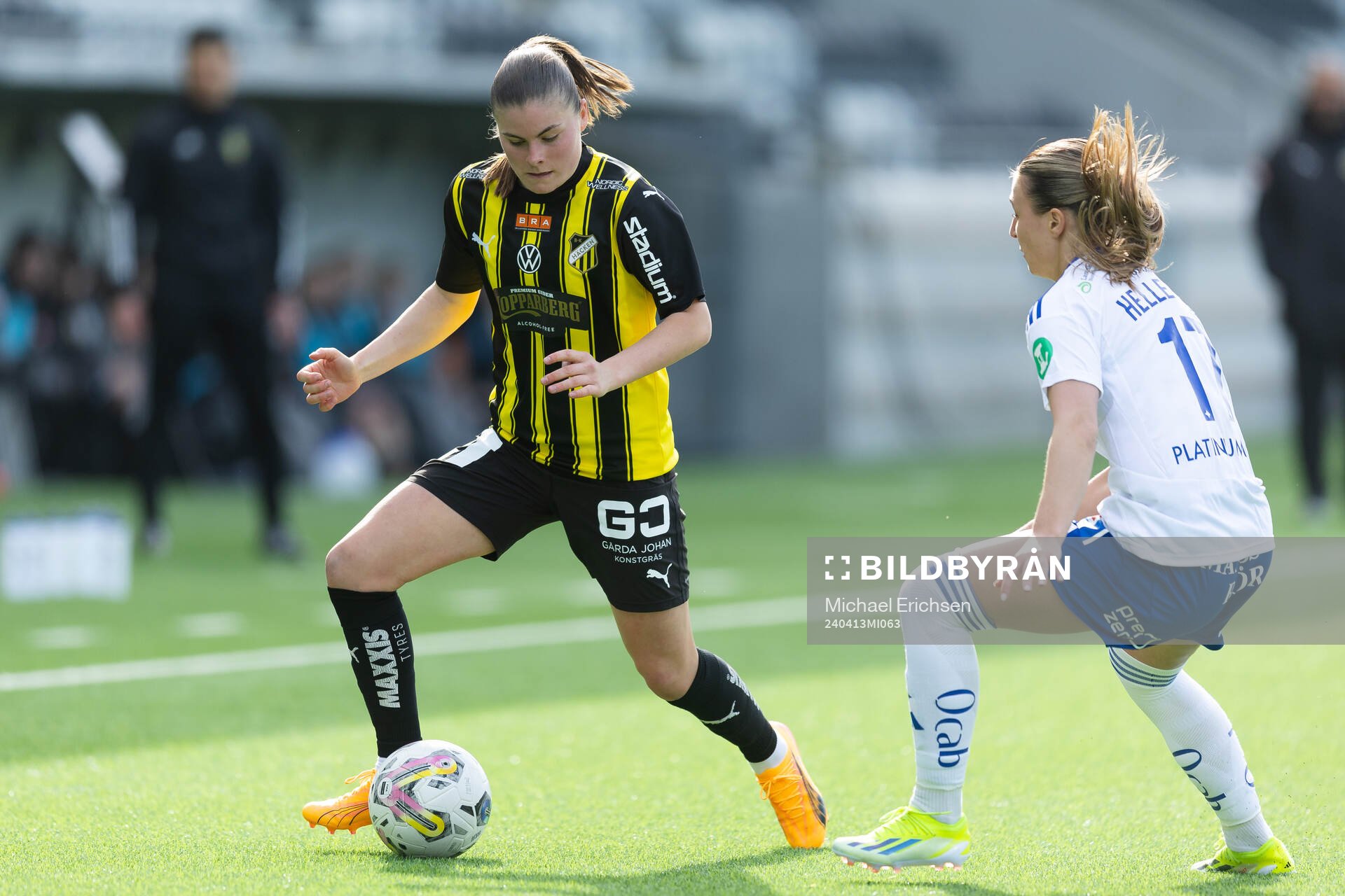 Häckens Hanna Wijk och IFK Norrköpings Alexandra Hellekant under fotbollsmatchen i Damallsvenskan mellan Häcken och IFK Norrköping den 13 april 2024 i Göteborg.