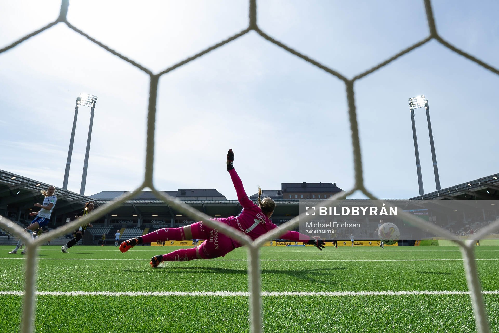 Häckens Felicia Schröder skjuter 2-1 i mål bakom IFK Norrköpings Sofia Hjern under fotbollsmatchen i Damallsvenskan mellan Häcken och IFK Norrköping den 13 april 2024 i Göteborg.