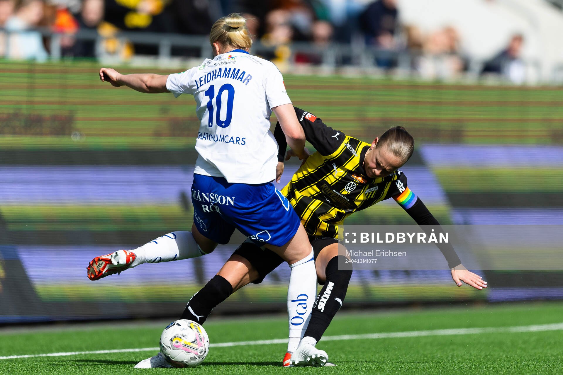 IFK Norrköpings Wilma Leidhammar och Häckens Filippa Curmark under fotbollsmatchen i Damallsvenskan mellan Häcken och IFK Norrköping den 13 april 2024 i Göteborg.