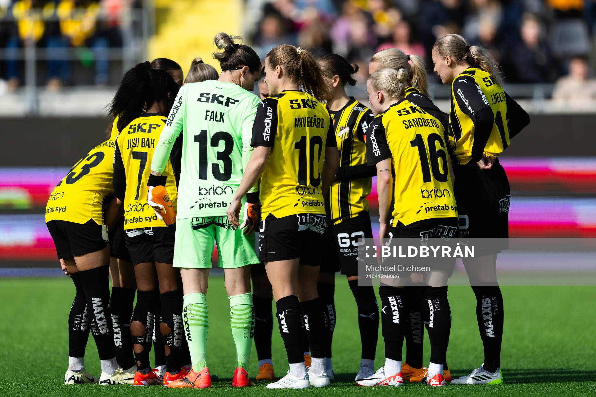Häckens spelare samlade innan fotbollsmatchen i