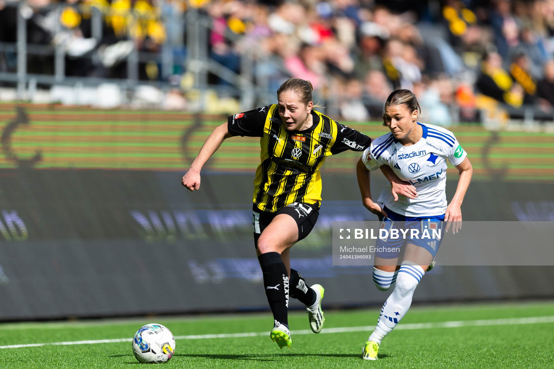 Häckens Alice Bergström och IFK Norrköpings Alexandra Hellekant under fotbollsmatchen i Damallsvenskan mellan Häcken och IFK Norrköping den 13 april 2024 i Göteborg.