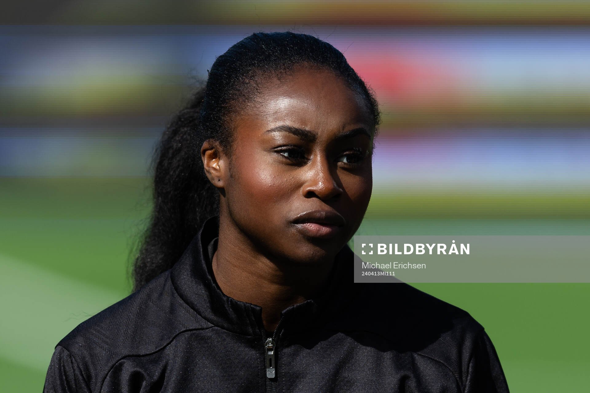 Häckens Monica Jusu Bah på line up innan fotbollsmatchen