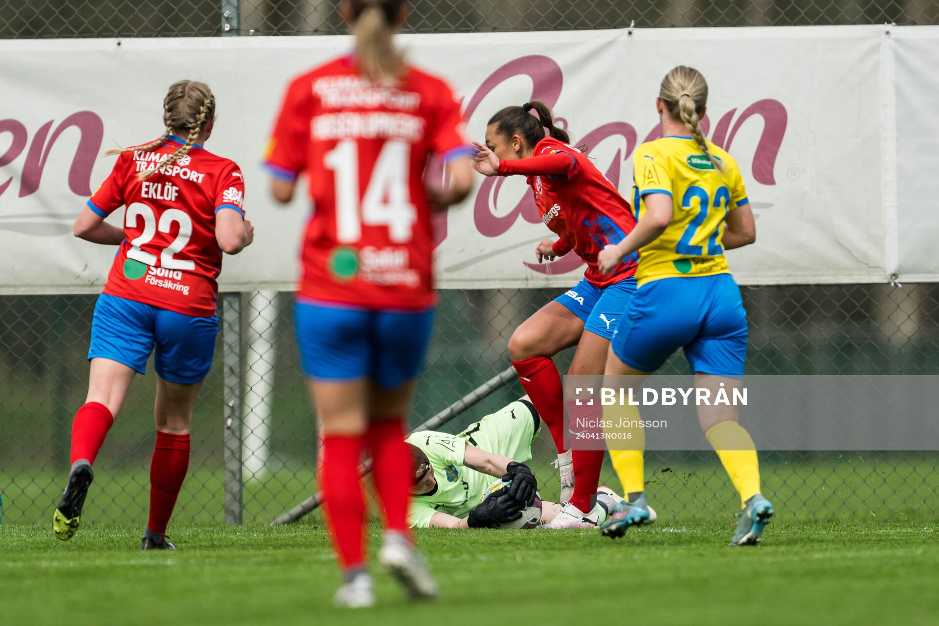 Eskilsminnes målvakt Sacha Micha och Helsingborg s Julia