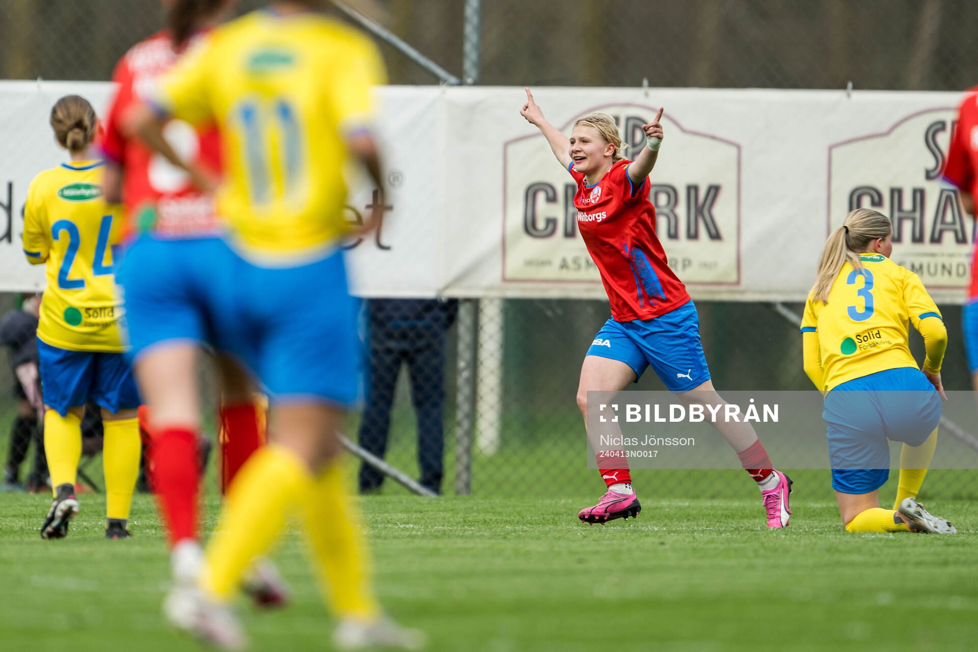 Helsingborg s Alma Larsson jublar efter 0-1 under fotbollsmatchen i Division 1 södra mellan Eskilsminne och Helsingborg den 13 april 2024 i Helsingborg.