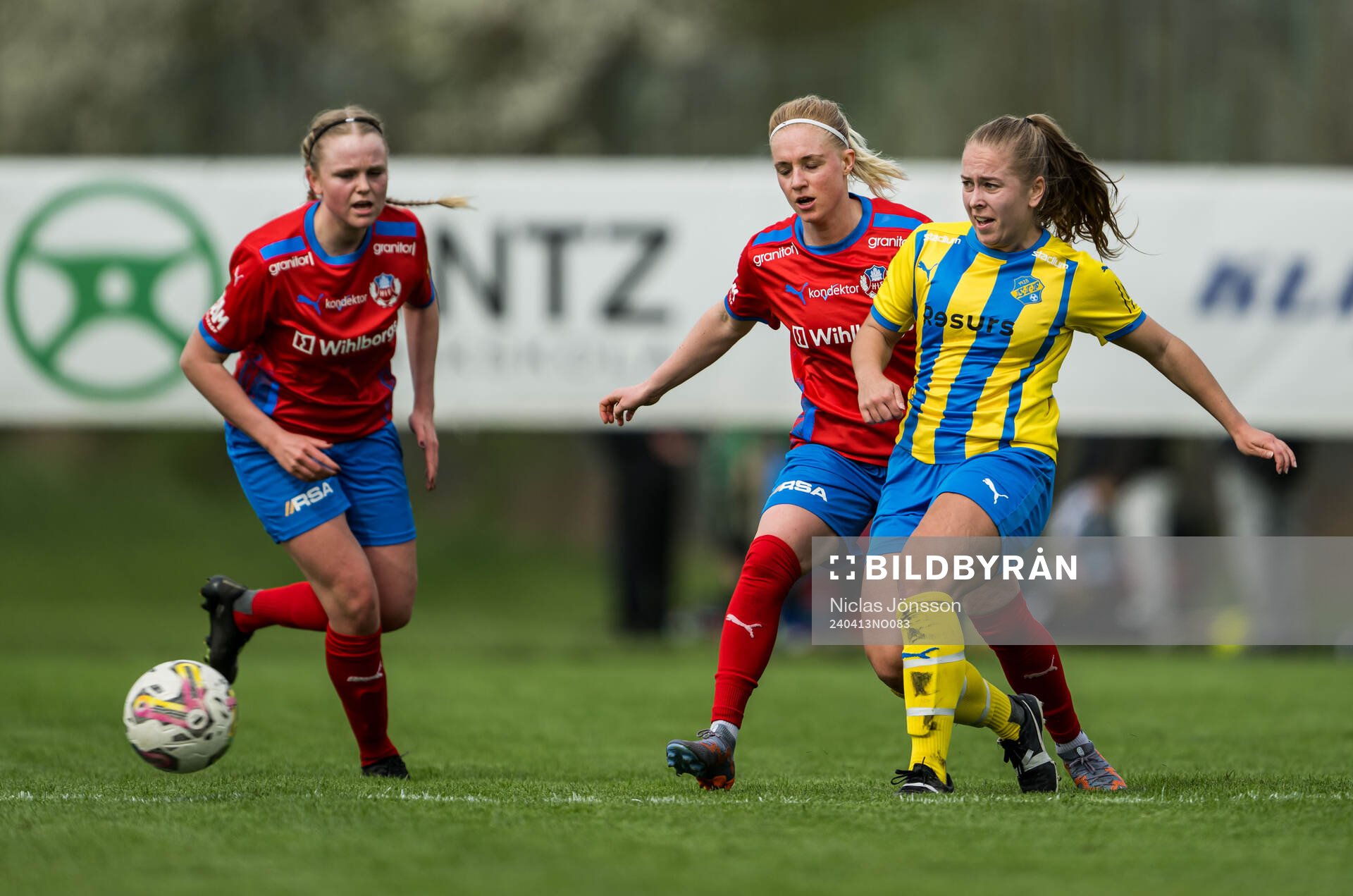 Helsingborg s Melina Skarström och Eskilsminnes Matilda Eriksson under fotbollsmatchen i Division 1 södra mellan Eskilsminne och Helsingborg den 13 april 2024 i Helsingborg.