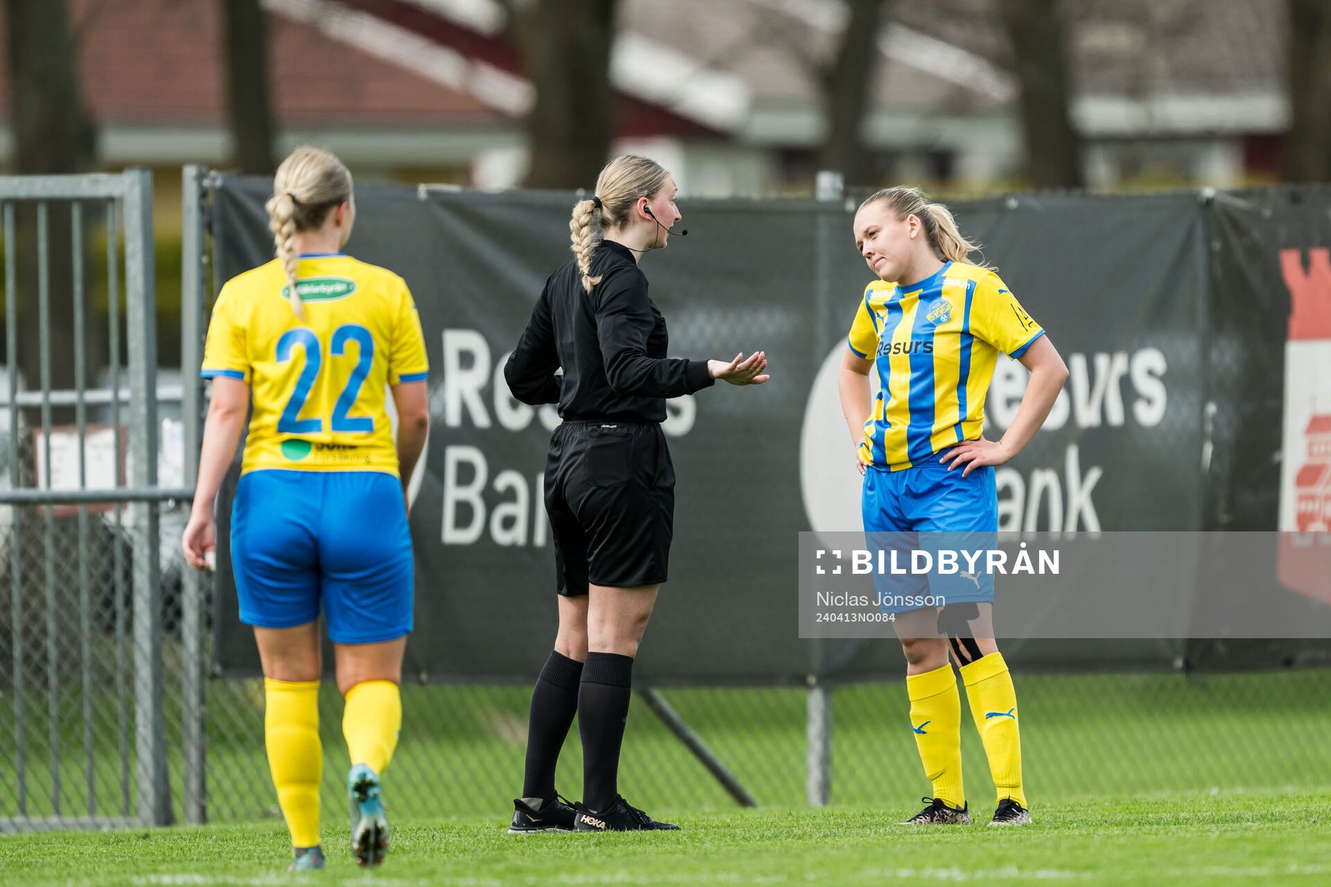 Domare Erna Huskic och Eskilsminnes Nova Karlsson under fotbollsmatchen i Division 1 södra mellan Eskilsminne och Helsingborg den 13 april 2024 i Helsingborg.